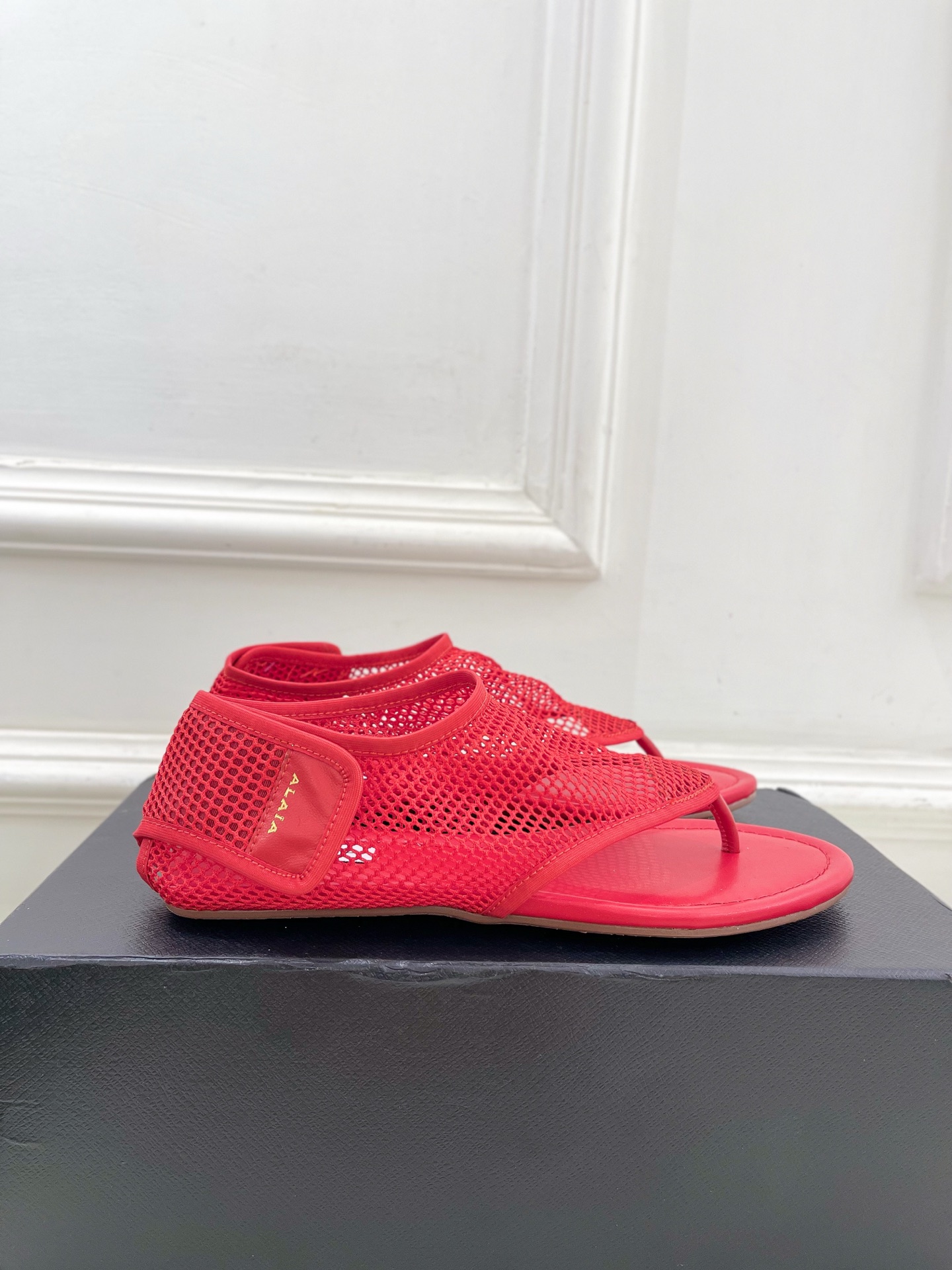 ALAÏA 阿莱亚25SS春夏新品 平底渔网夹脚凉鞋
—————————
Alaïa作为这两年最受欢迎的