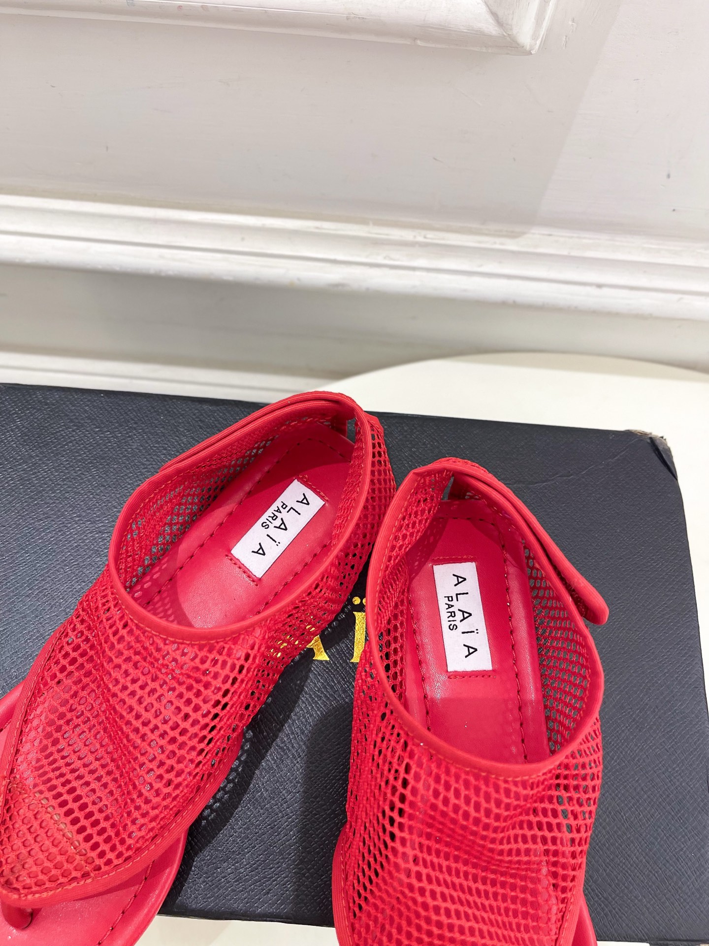 ALAÏA 阿莱亚25SS春夏新品 平底渔网夹脚凉鞋
—————————
Alaïa作为这两年最受欢迎的