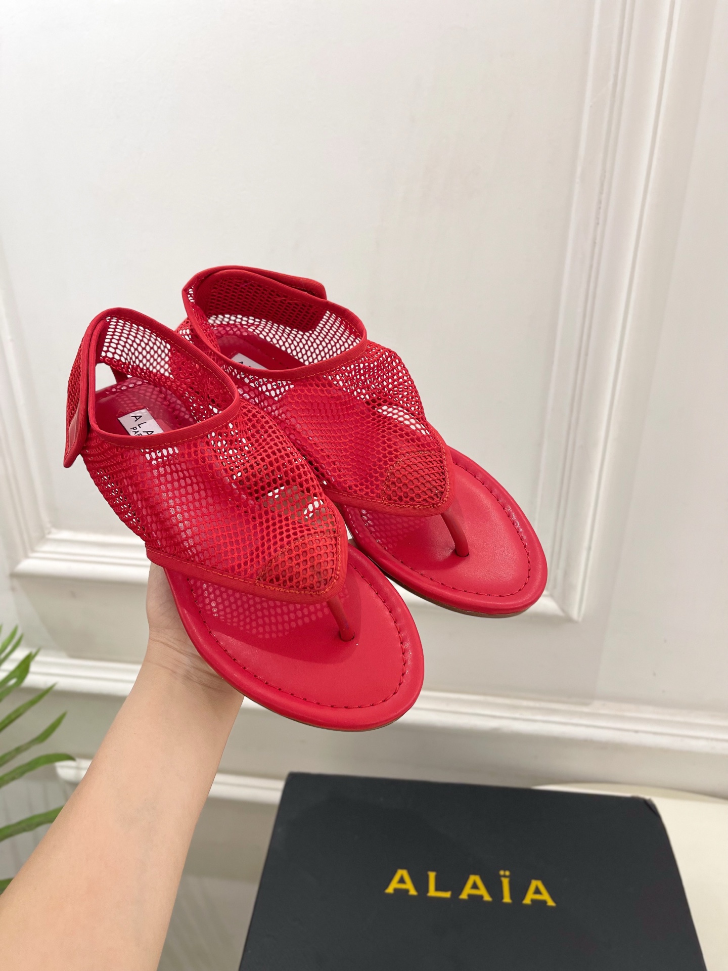 ALAÏA 阿莱亚25SS春夏新品 平底渔网夹脚凉鞋
—————————
Alaïa作为这两年最受欢迎的