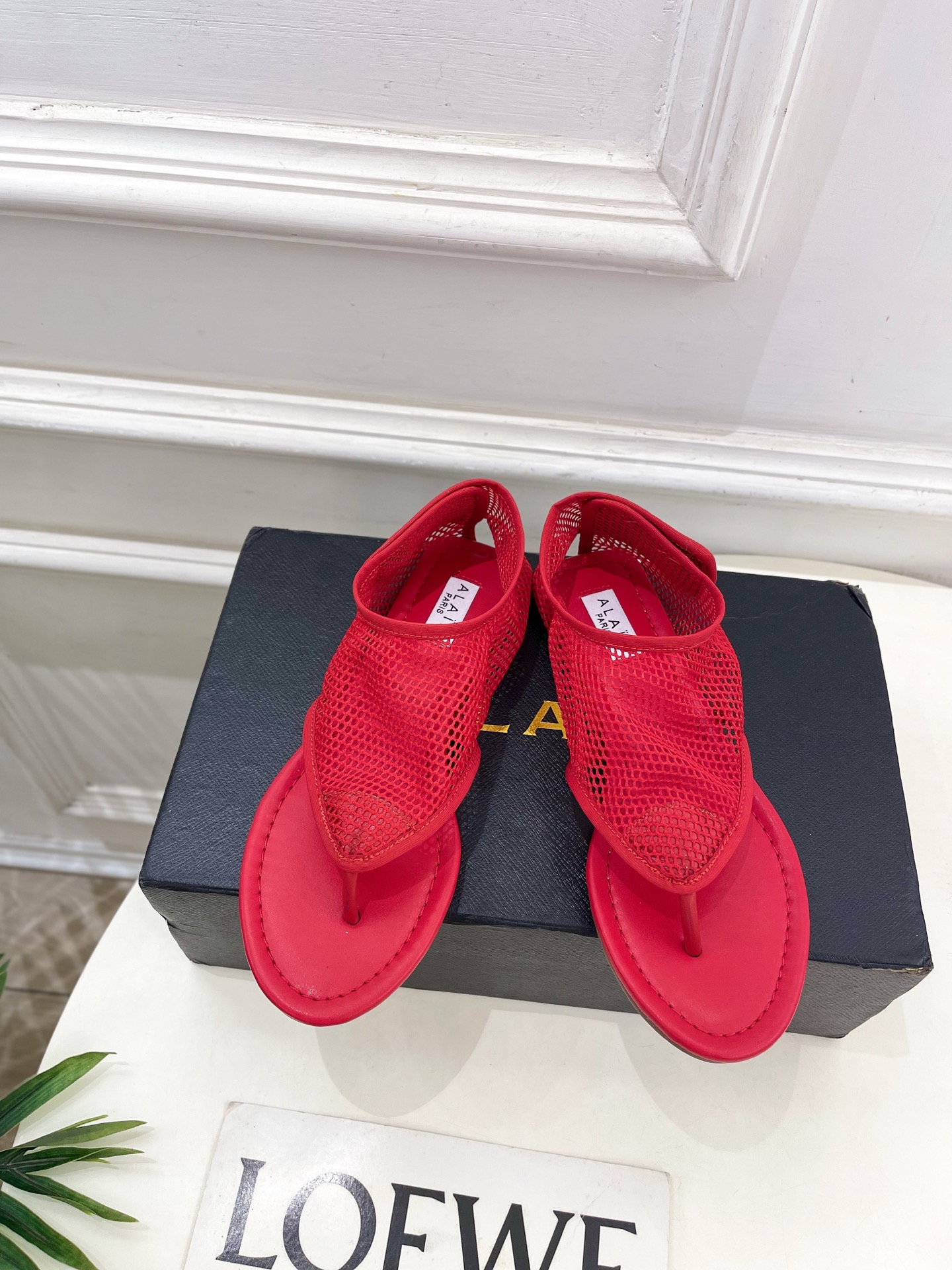 ALAÏA 阿莱亚25SS春夏新品 平底渔网夹脚凉鞋
—————————
Alaïa作为这两年最受欢迎的