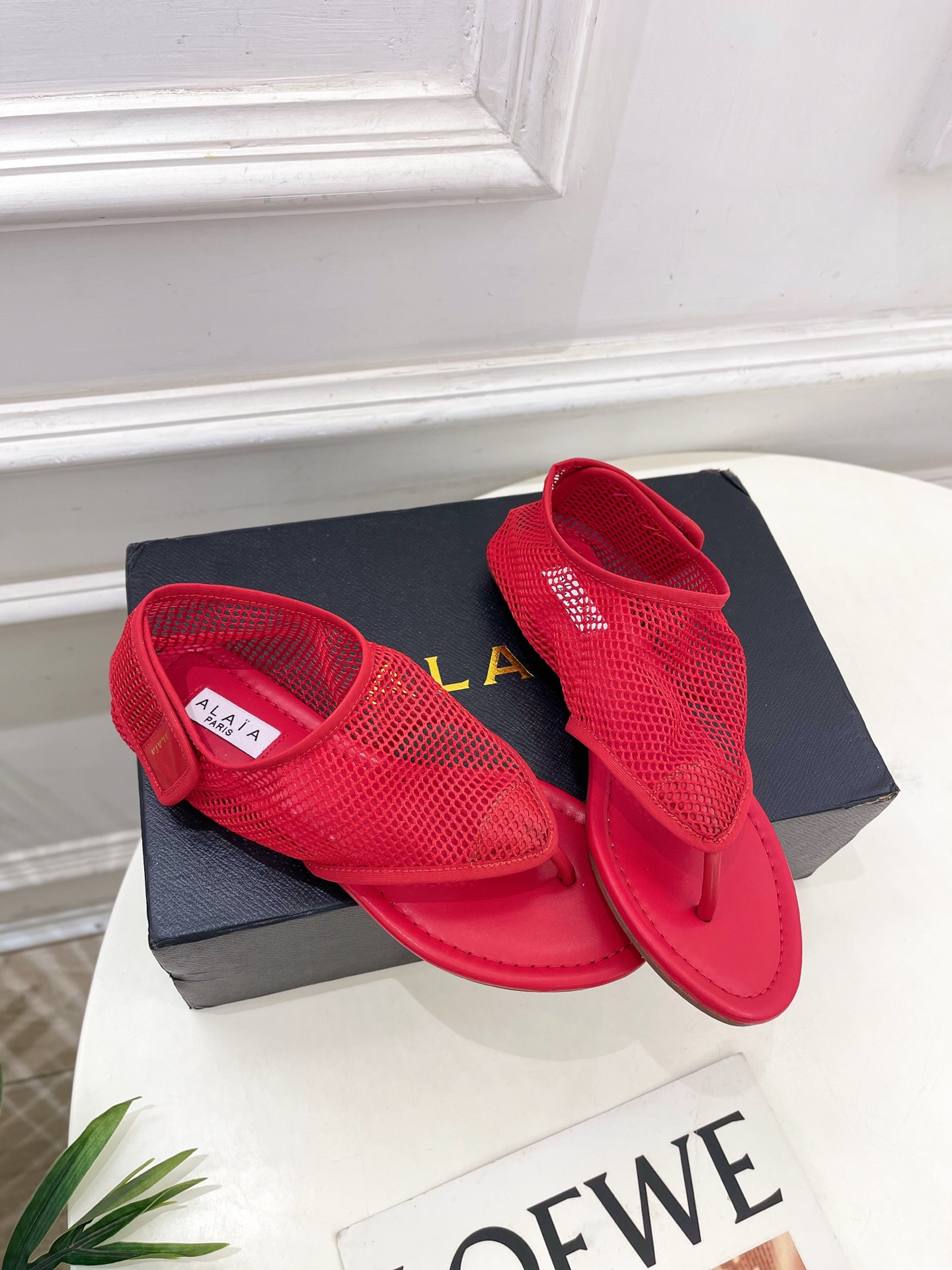 ALAÏA 阿莱亚25SS春夏新品 平底渔网夹脚凉鞋
—————————
Alaïa作为这两年最受欢迎的