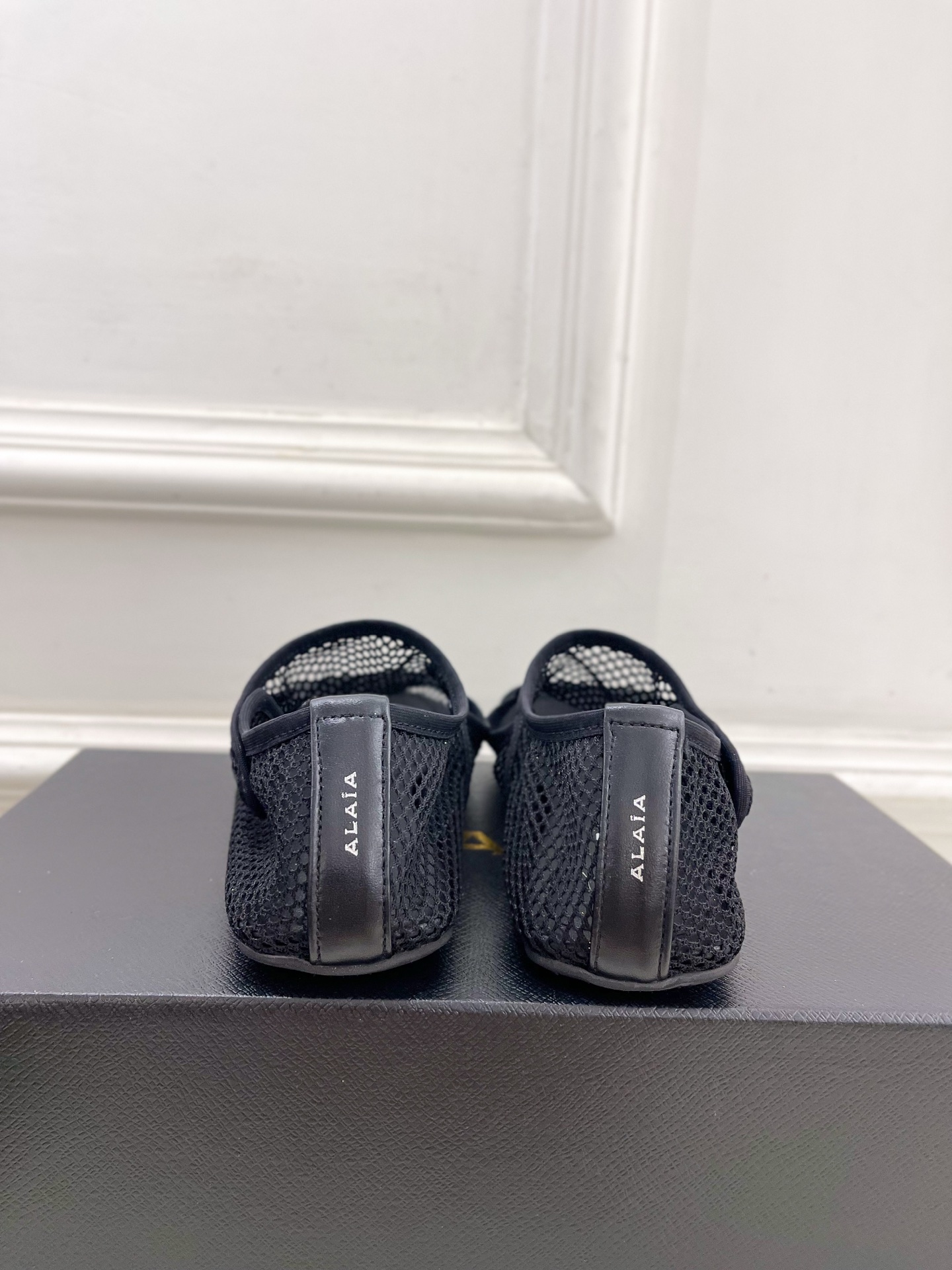 ALAÏA 阿莱亚25SS春夏新品 渔网芭蕾平底鞋
—————————
Alaïa作为这两年最受欢迎的鬼