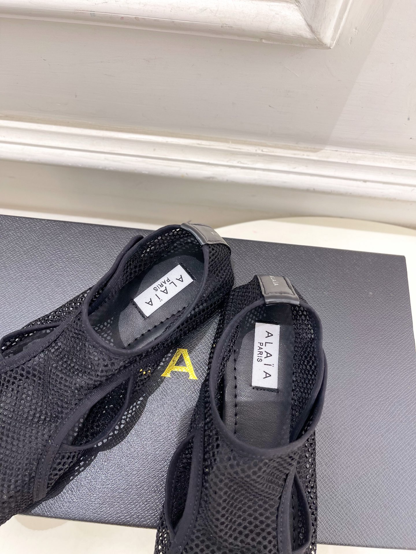 ALAÏA 阿莱亚25SS春夏新品 渔网芭蕾平底鞋
—————————
Alaïa作为这两年最受欢迎的鬼