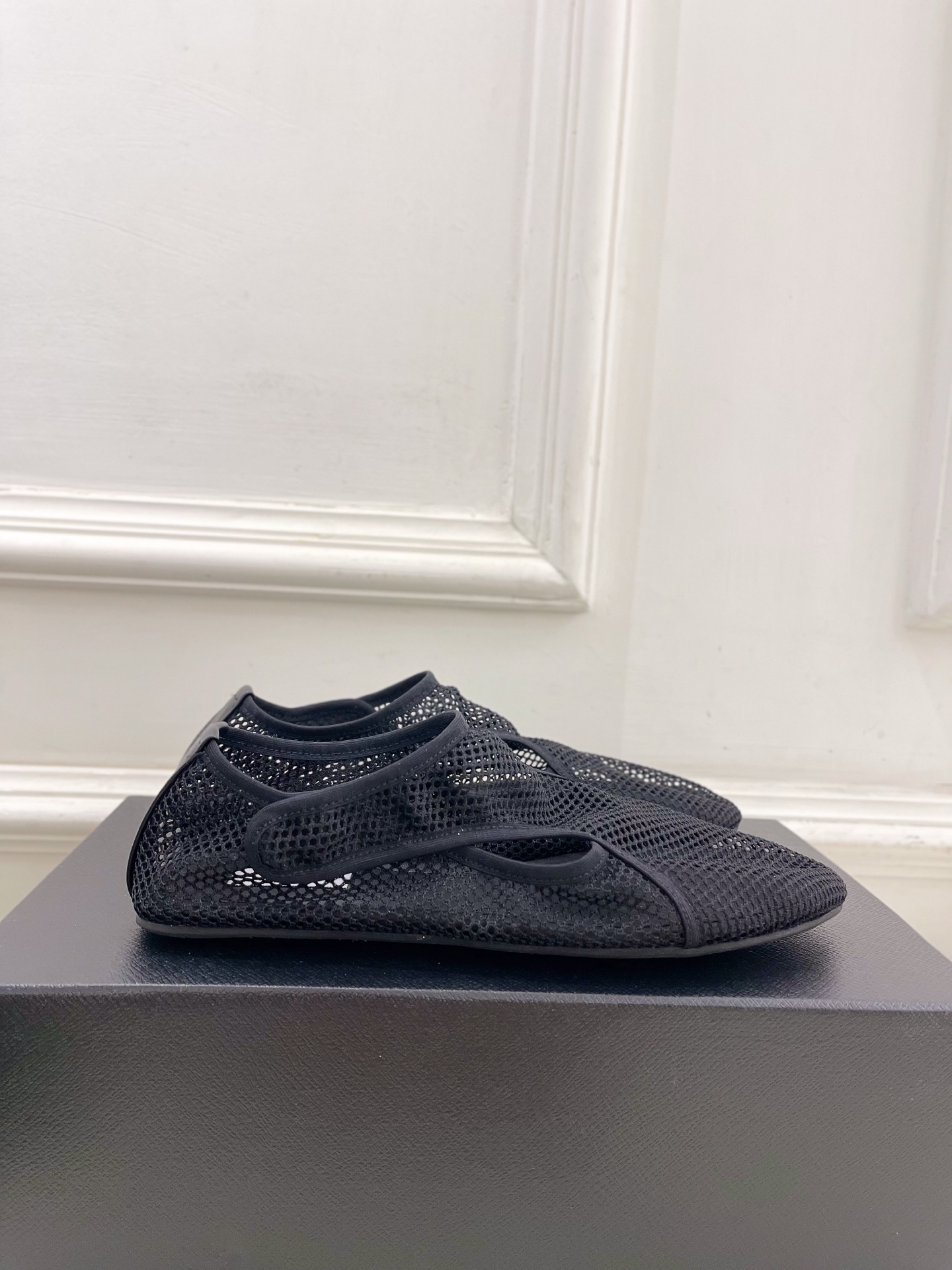 ALAÏA 阿莱亚25SS春夏新品 渔网芭蕾平底鞋
—————————
Alaïa作为这两年最受欢迎的鬼