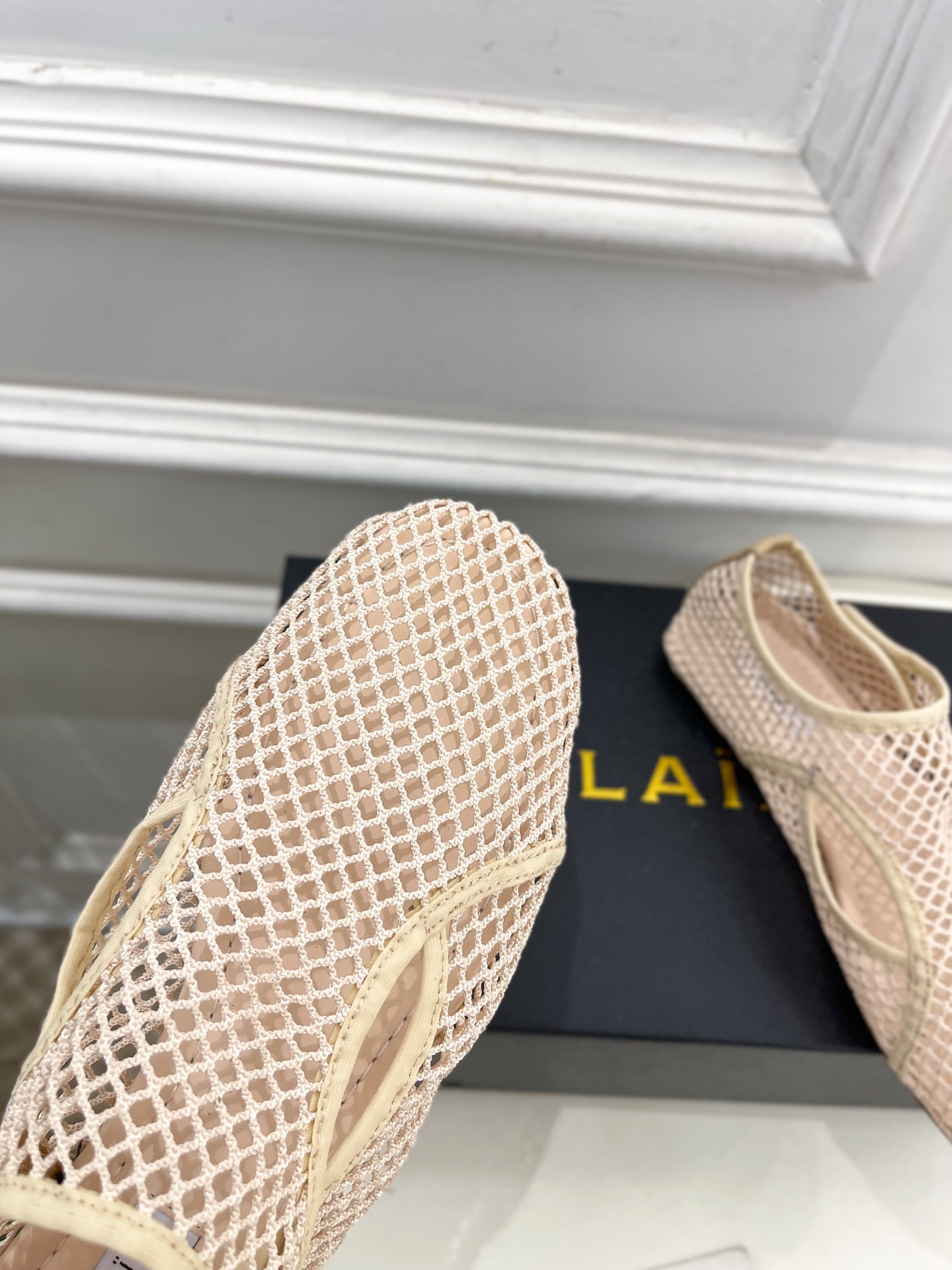 ALAÏA 阿莱亚25SS春夏新品 渔网芭蕾平底鞋
—————————
Alaïa作为这两年最受欢迎的鬼