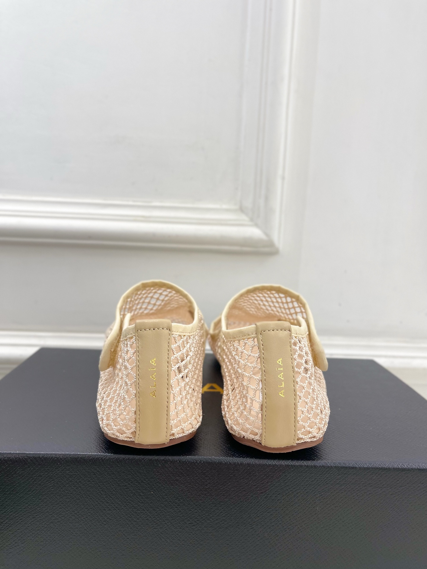 ALAÏA 阿莱亚25SS春夏新品 渔网芭蕾平底鞋
—————————
Alaïa作为这两年最受欢迎的鬼