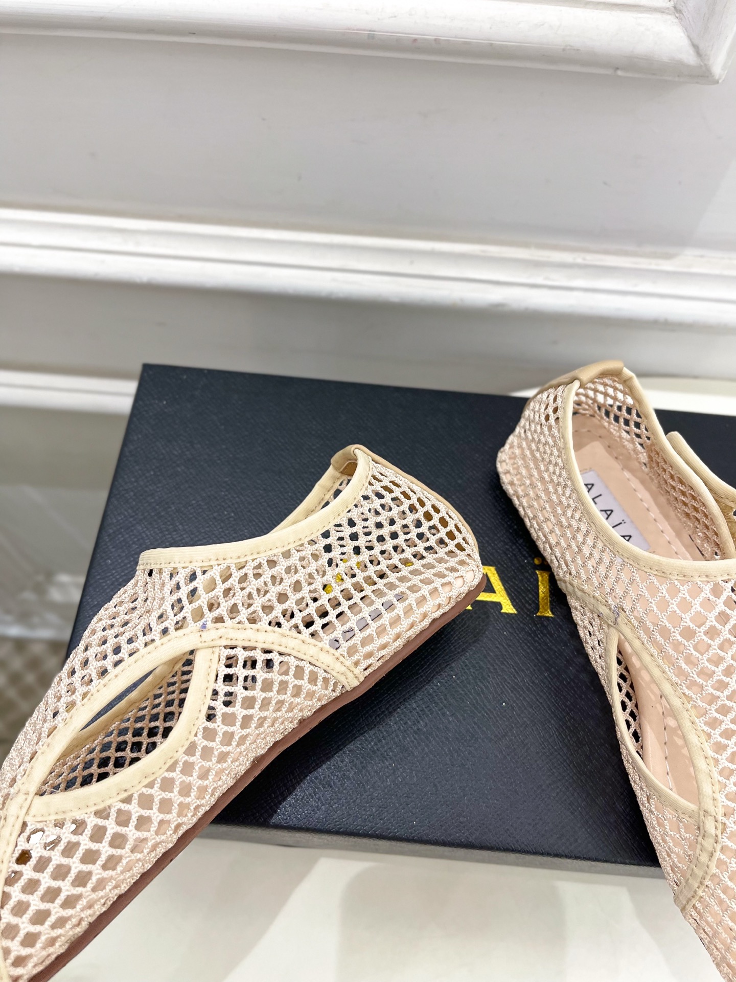 ALAÏA 阿莱亚25SS春夏新品 渔网芭蕾平底鞋
—————————
Alaïa作为这两年最受欢迎的鬼