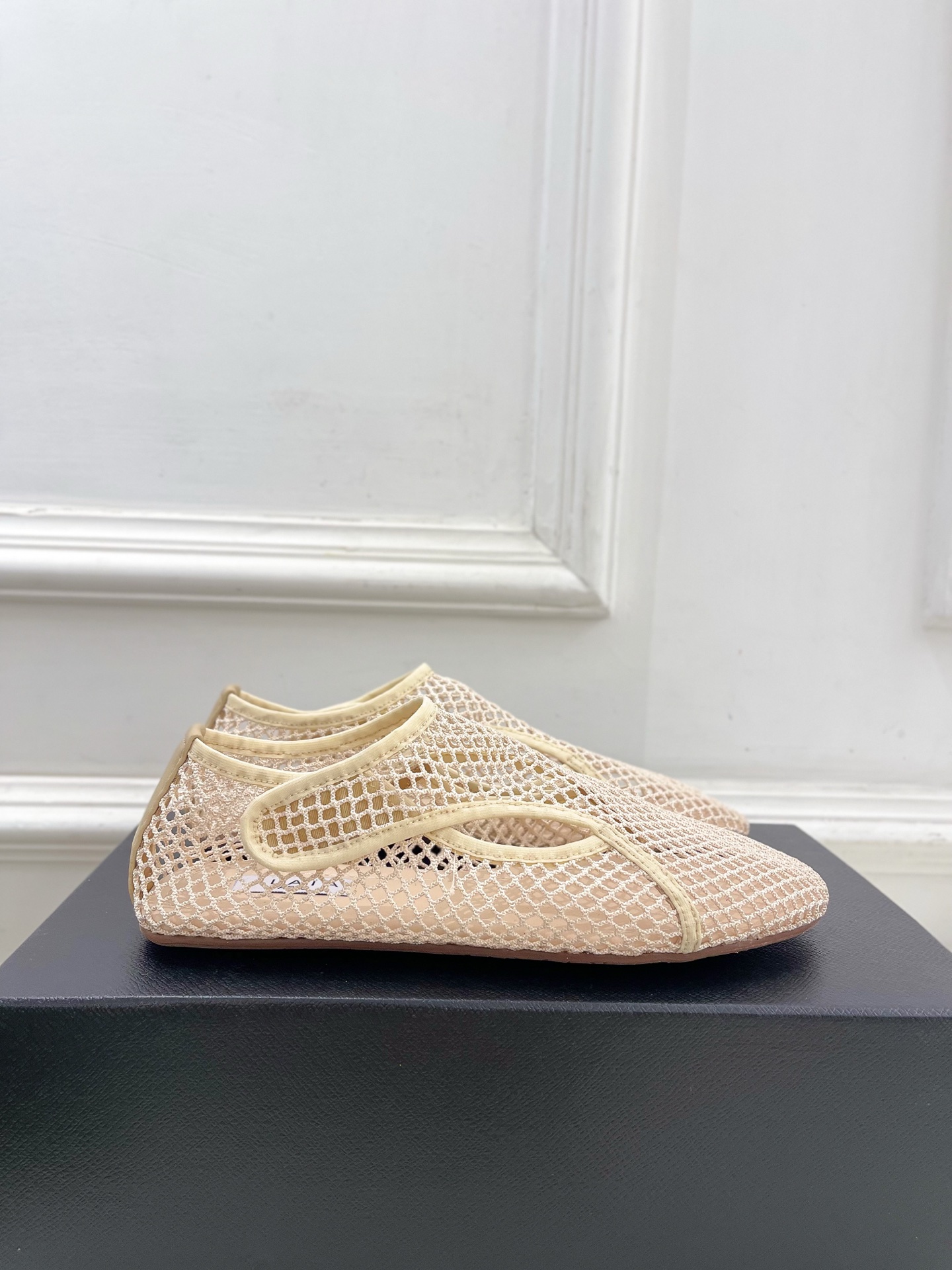 ALAÏA 阿莱亚25SS春夏新品 渔网芭蕾平底鞋
—————————
Alaïa作为这两年最受欢迎的鬼