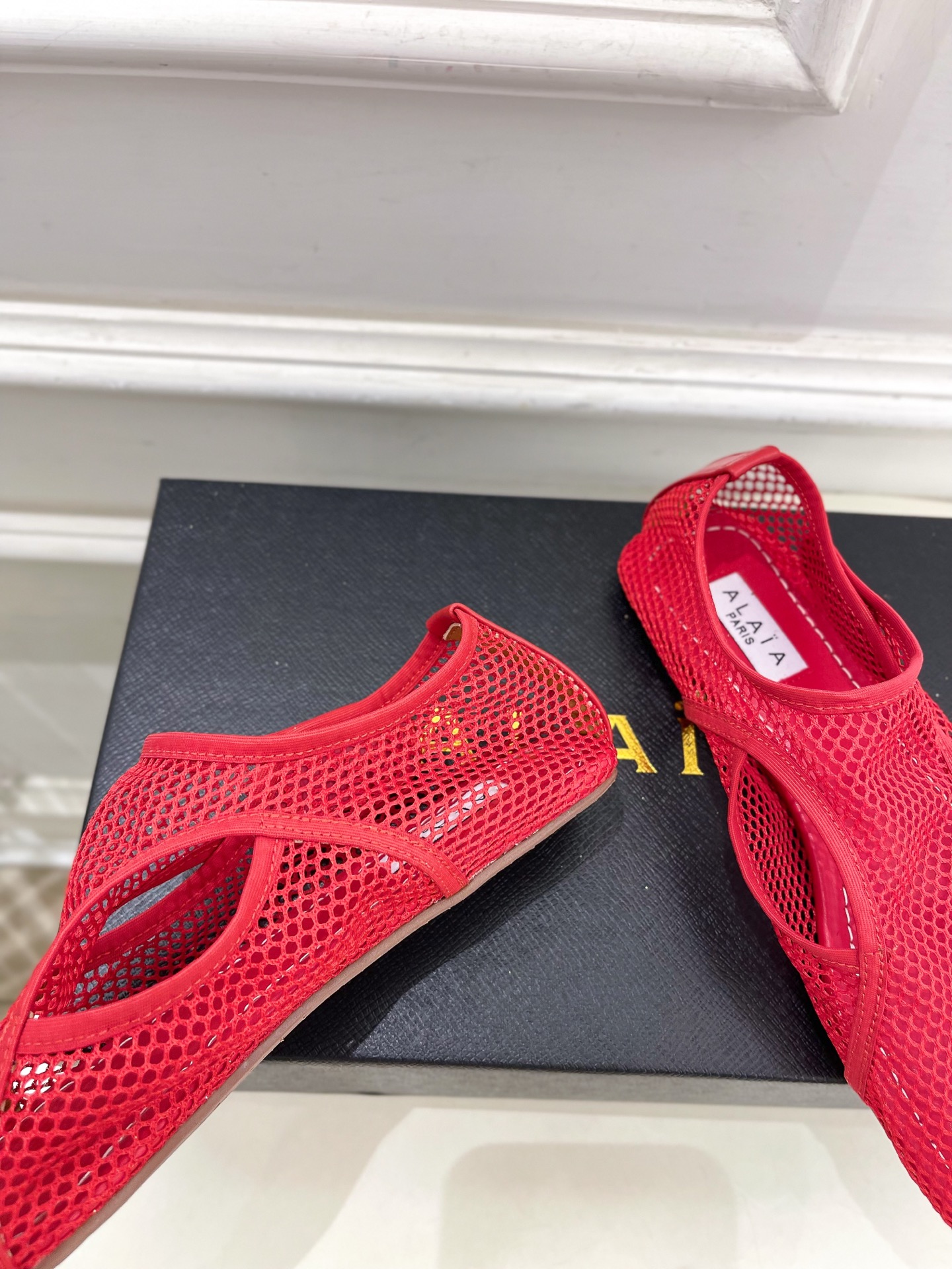 ALAÏA 阿莱亚25SS春夏新品 渔网芭蕾平底鞋
—————————
Alaïa作为这两年最受欢迎的鬼