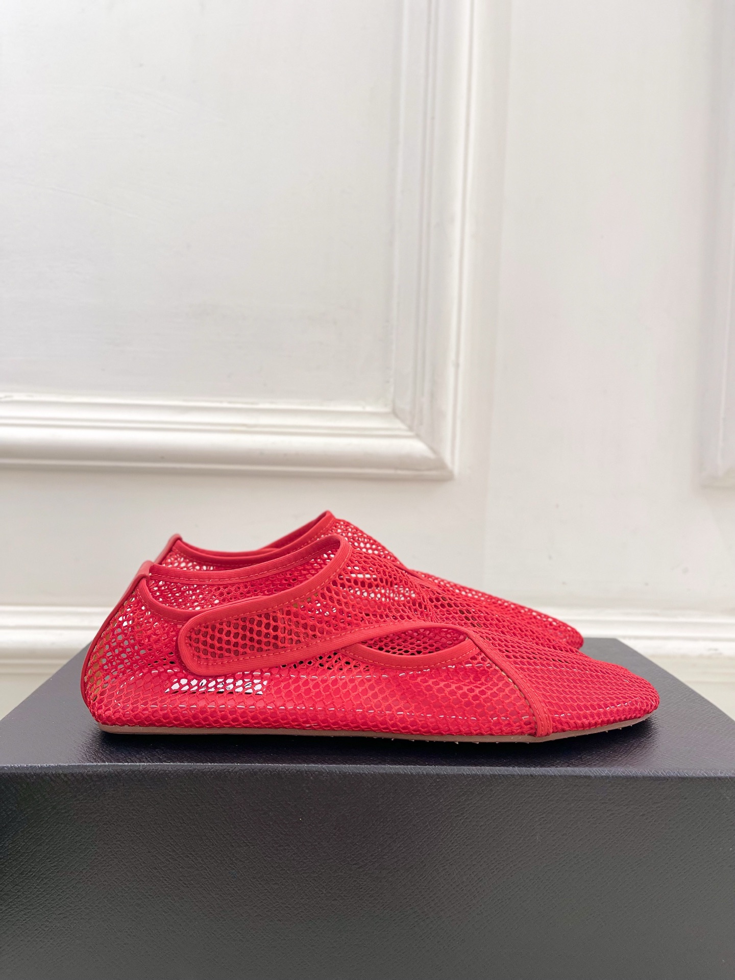 ALAÏA 阿莱亚25SS春夏新品 渔网芭蕾平底鞋
—————————
Alaïa作为这两年最受欢迎的鬼