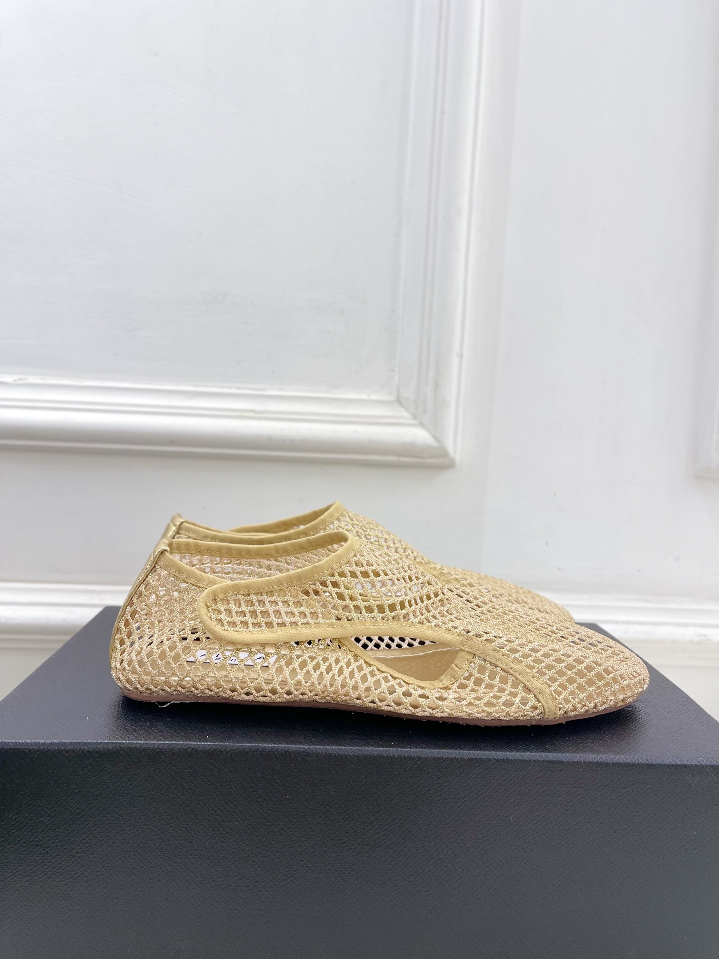 ALAÏA 阿莱亚25SS春夏新品 渔网芭蕾平底鞋
—————————
Alaïa作为这两年最受欢迎的鬼