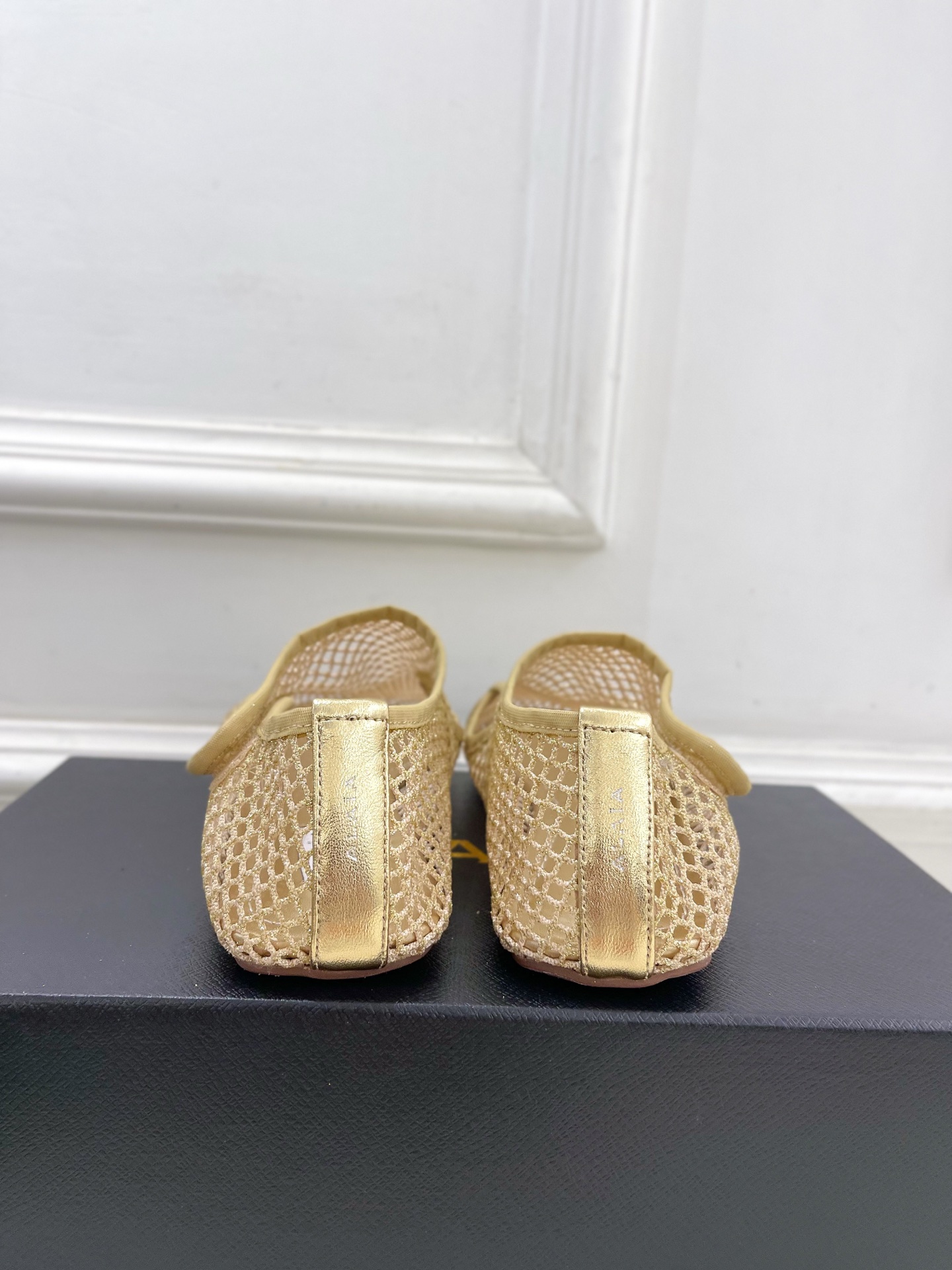 ALAÏA 阿莱亚25SS春夏新品 渔网芭蕾平底鞋
—————————
Alaïa作为这两年最受欢迎的鬼
