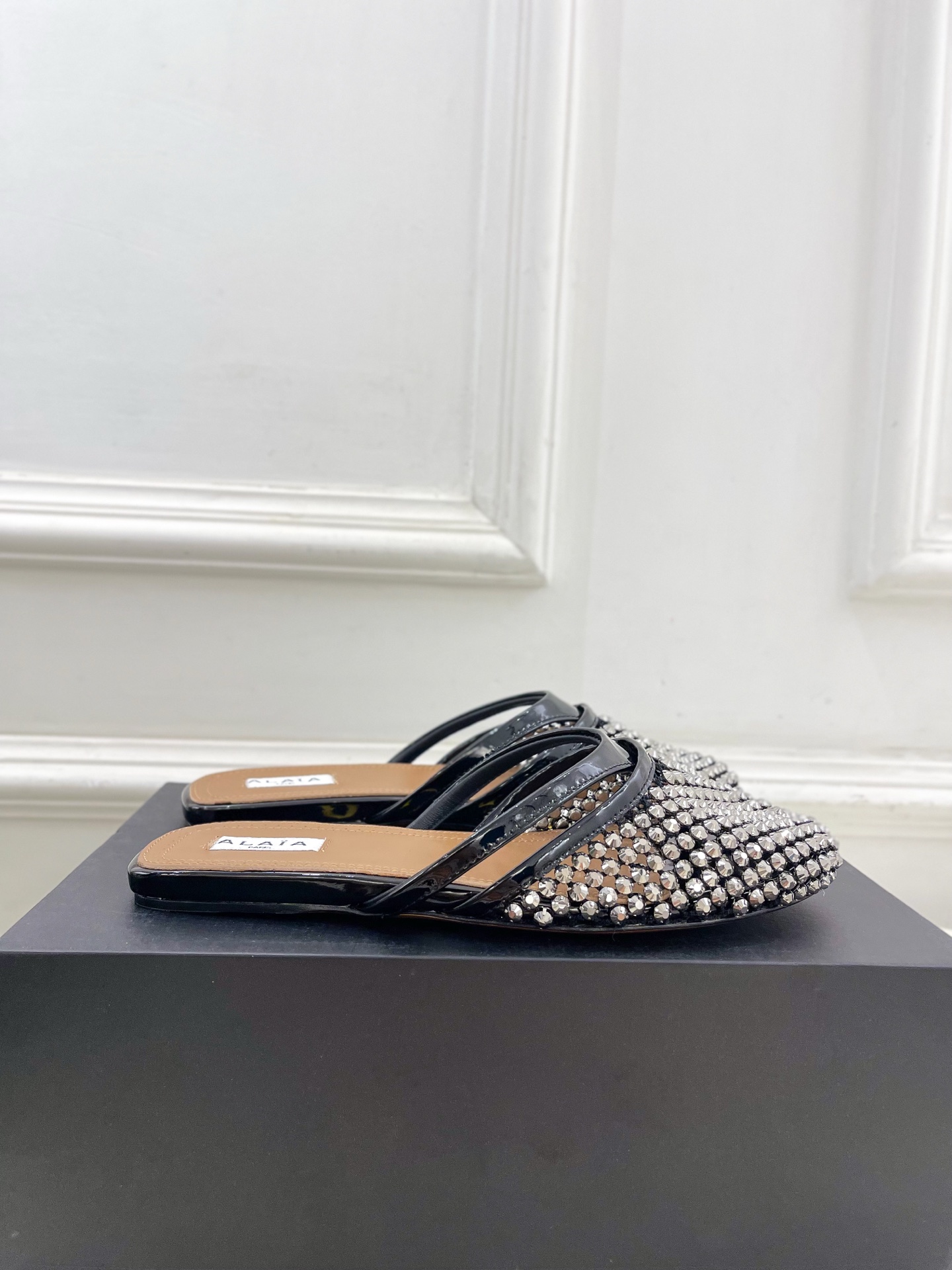 ALAÏA 阿莱亚25SS春夏新品 钻面平底渔网人字拖穆勒鞋
—————————
Alaïa作为这两年最