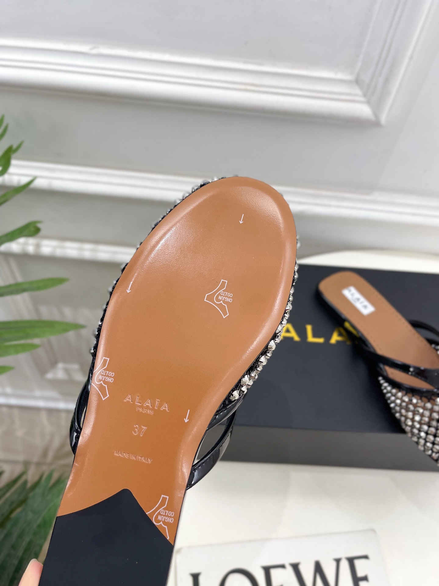 ALAÏA 阿莱亚25SS春夏新品 钻面平底渔网人字拖穆勒鞋
—————————
Alaïa作为这两年最