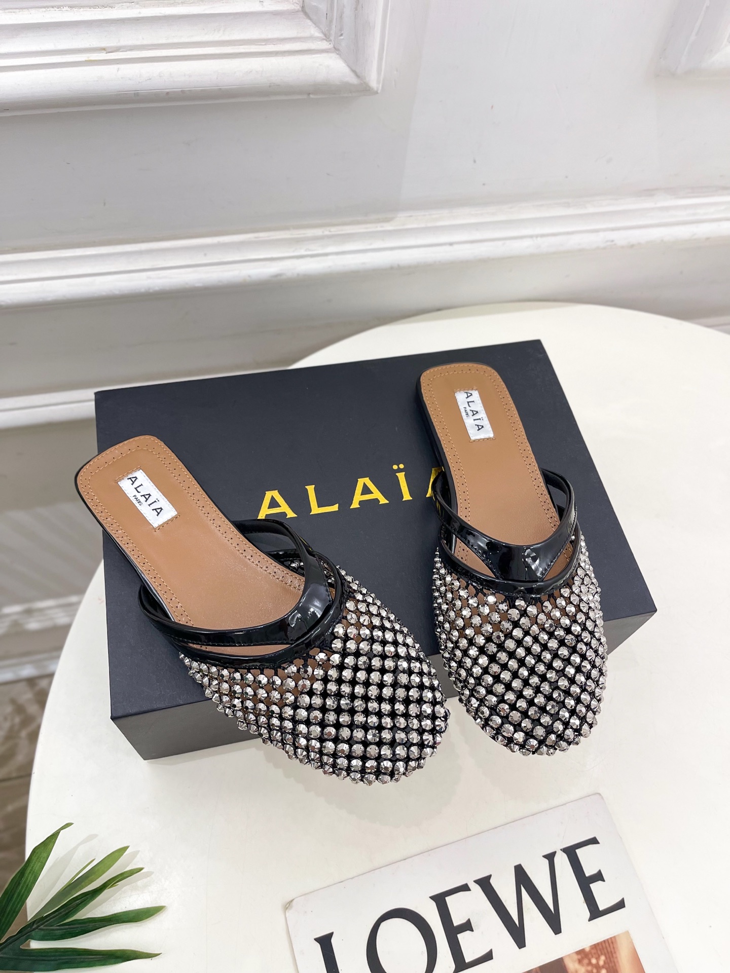 ALAÏA 阿莱亚25SS春夏新品 钻面平底渔网人字拖穆勒鞋
—————————
Alaïa作为这两年最