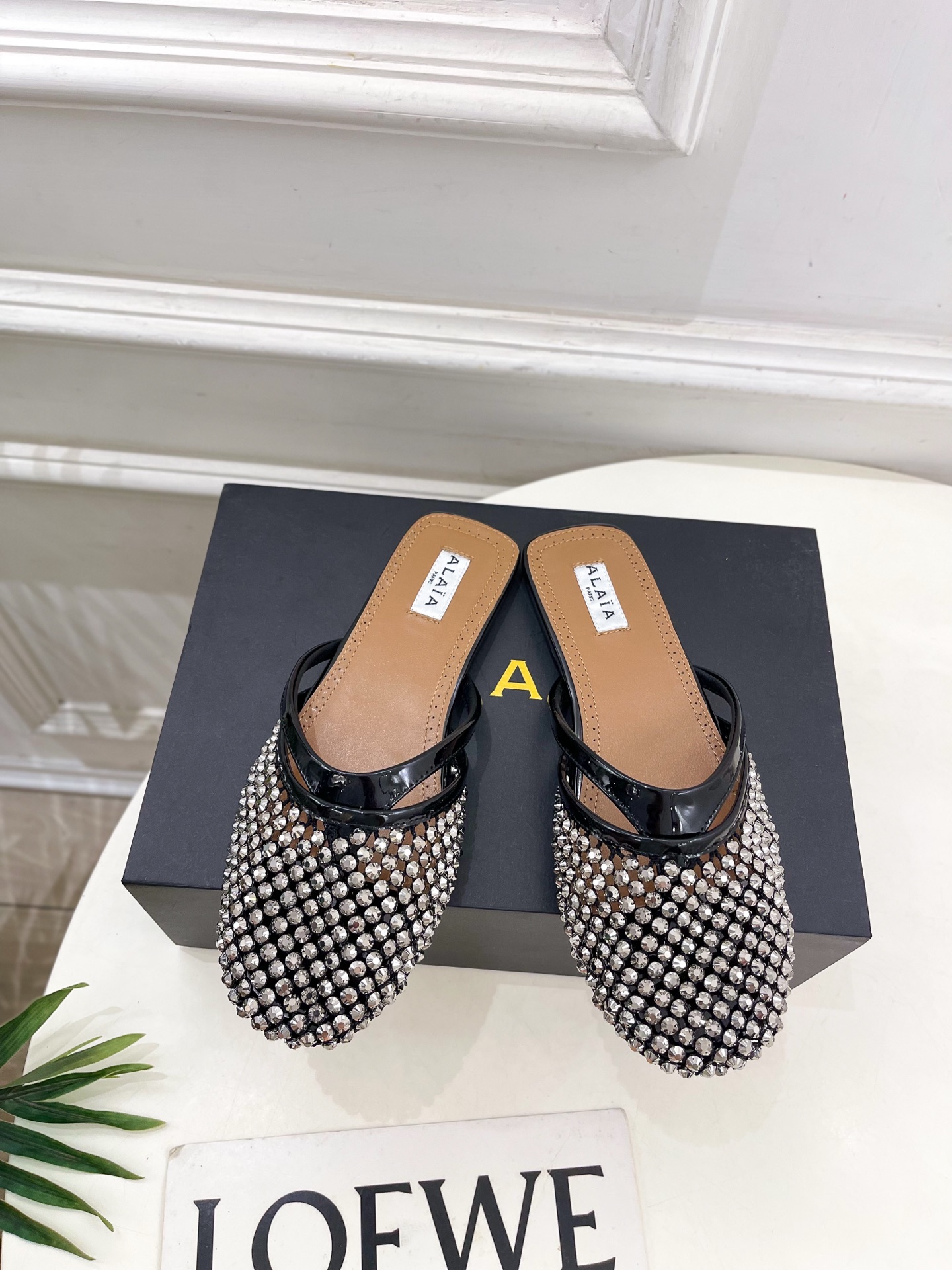ALAÏA 阿莱亚25SS春夏新品 钻面平底渔网人字拖穆勒鞋
—————————
Alaïa作为这两年最