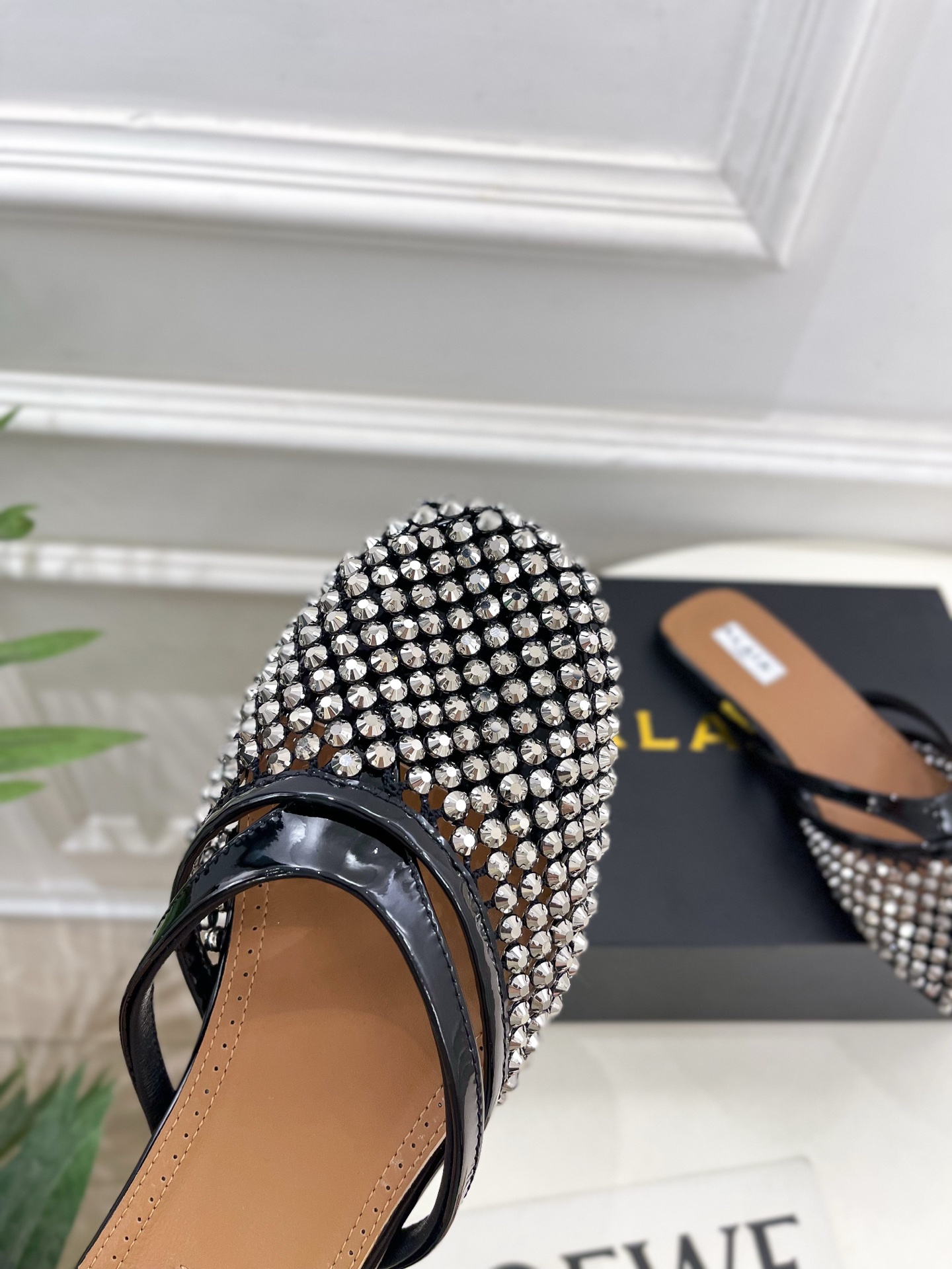 ALAÏA 阿莱亚25SS春夏新品 钻面平底渔网人字拖穆勒鞋
—————————
Alaïa作为这两年最