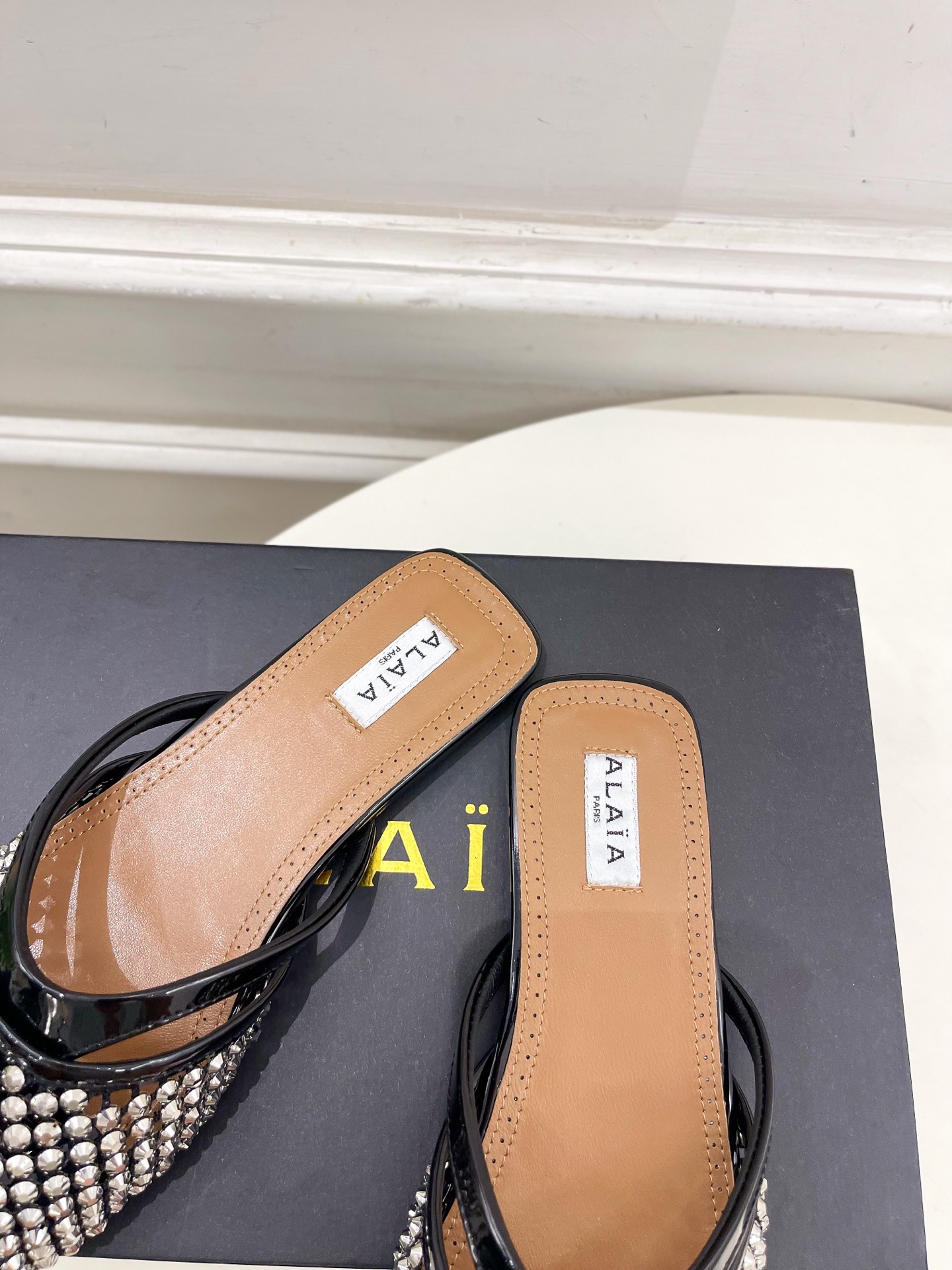 ALAÏA 阿莱亚25SS春夏新品 钻面平底渔网人字拖穆勒鞋
—————————
Alaïa作为这两年最