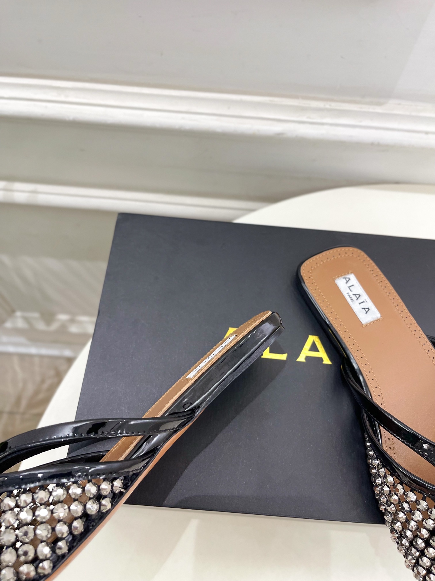 ALAÏA 阿莱亚25SS春夏新品 钻面平底渔网人字拖穆勒鞋
—————————
Alaïa作为这两年最