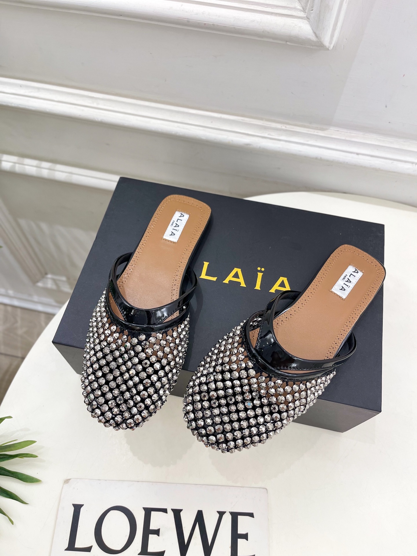 ALAÏA 阿莱亚25SS春夏新品 钻面平底渔网人字拖穆勒鞋
—————————
Alaïa作为这两年最