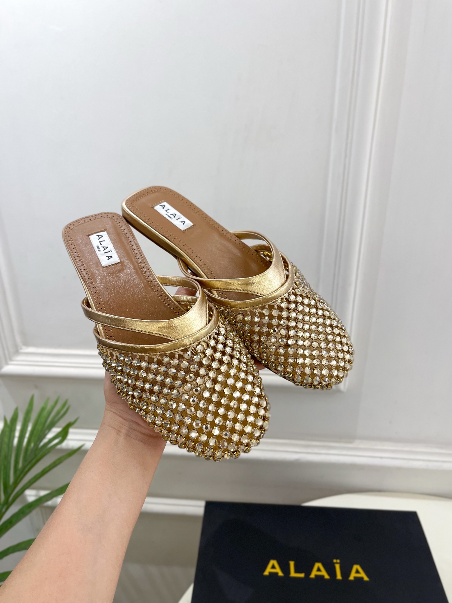 ALAÏA 阿莱亚25SS春夏新品 钻面平底渔网人字拖穆勒鞋
—————————
Alaïa作为这两年最