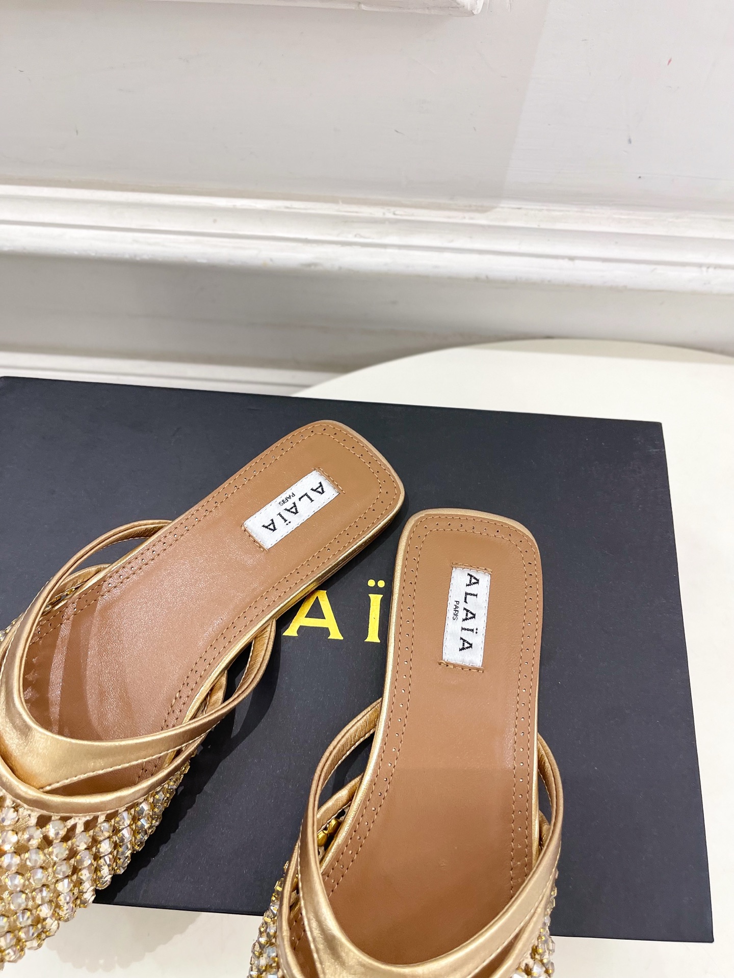 ALAÏA 阿莱亚25SS春夏新品 钻面平底渔网人字拖穆勒鞋
—————————
Alaïa作为这两年最