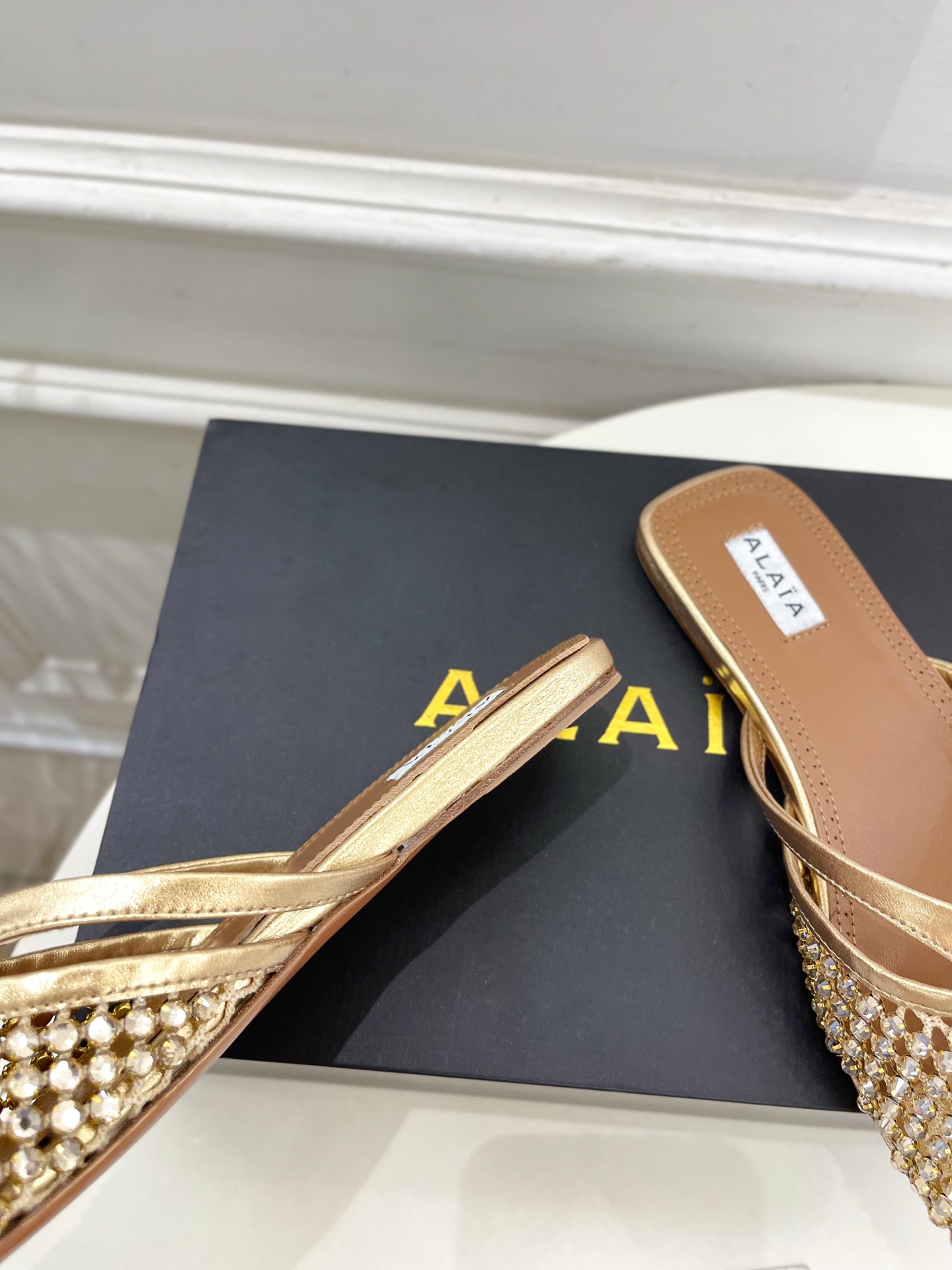 ALAÏA 阿莱亚25SS春夏新品 钻面平底渔网人字拖穆勒鞋
—————————
Alaïa作为这两年最
