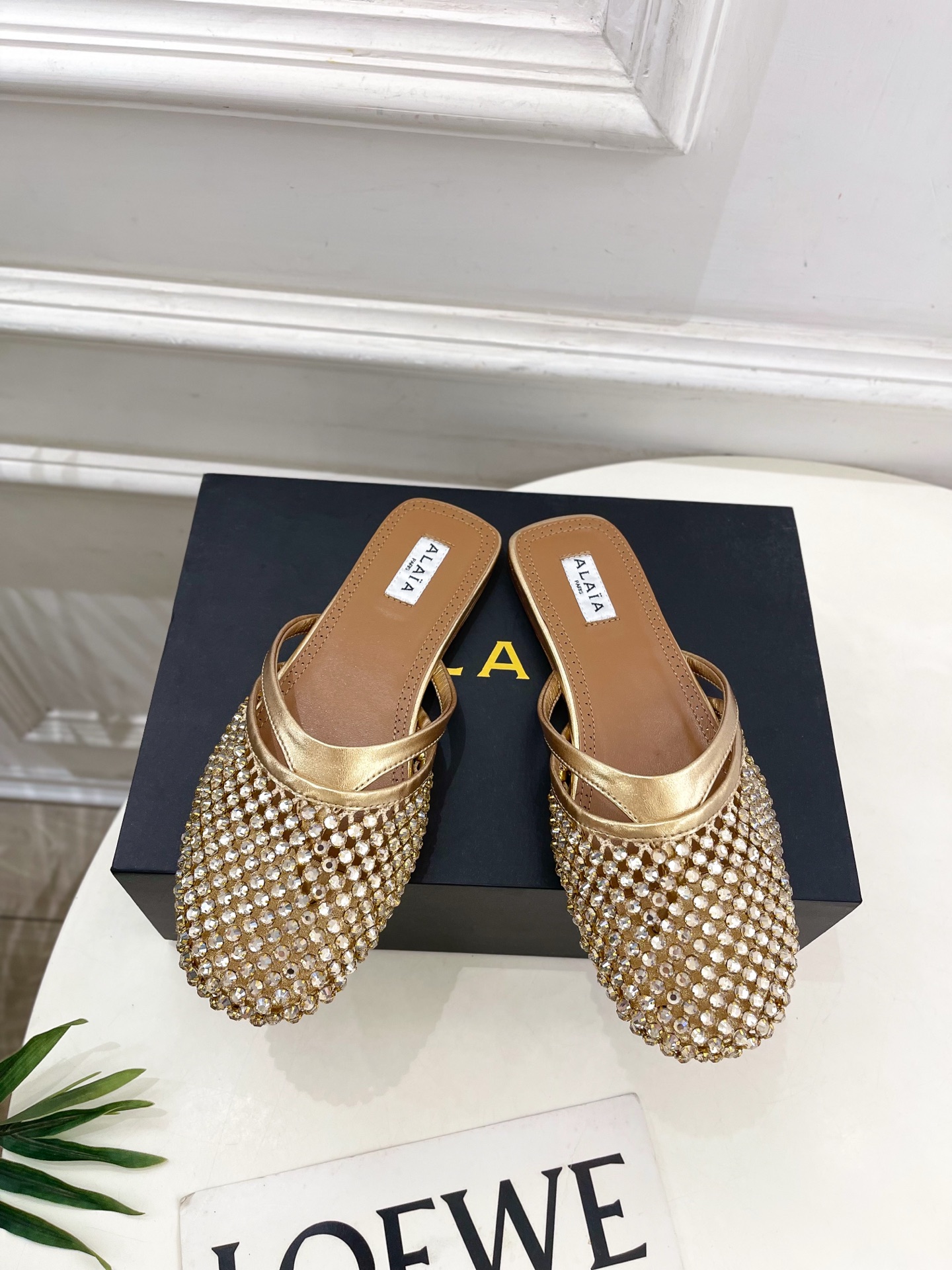ALAÏA 阿莱亚25SS春夏新品 钻面平底渔网人字拖穆勒鞋
—————————
Alaïa作为这两年最