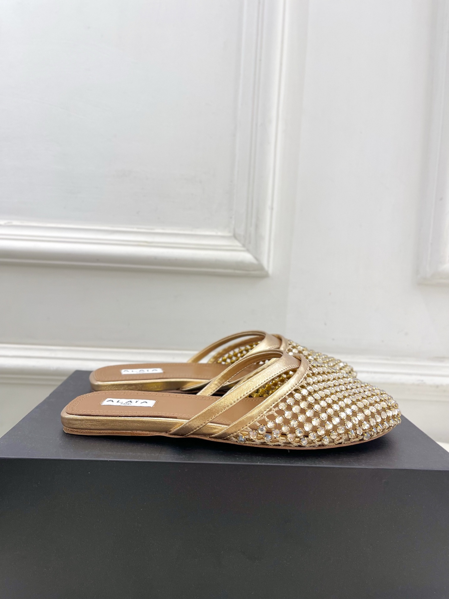 ALAÏA 阿莱亚25SS春夏新品 钻面平底渔网人字拖穆勒鞋
—————————
Alaïa作为这两年最