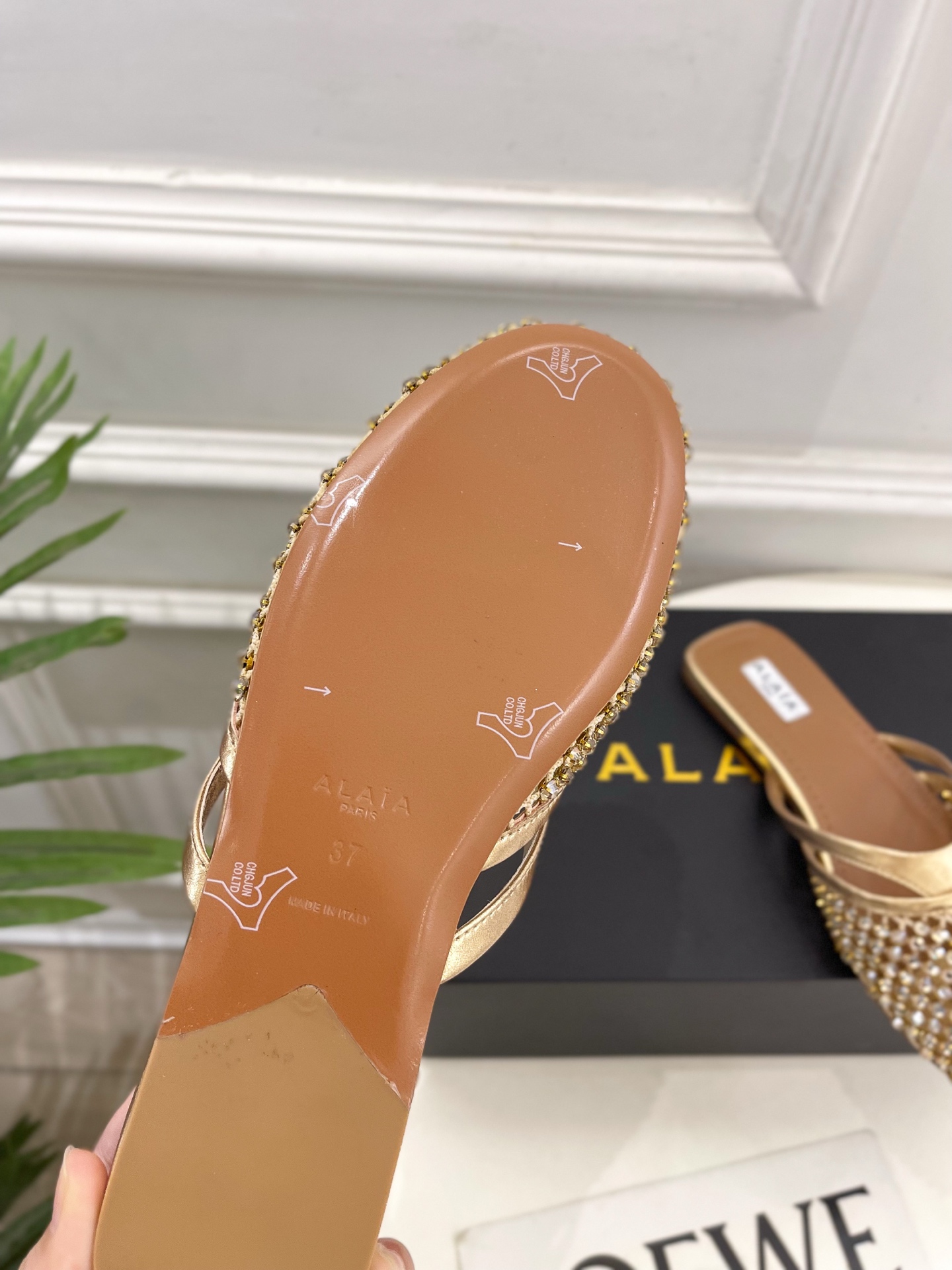 ALAÏA 阿莱亚25SS春夏新品 钻面平底渔网人字拖穆勒鞋
—————————
Alaïa作为这两年最