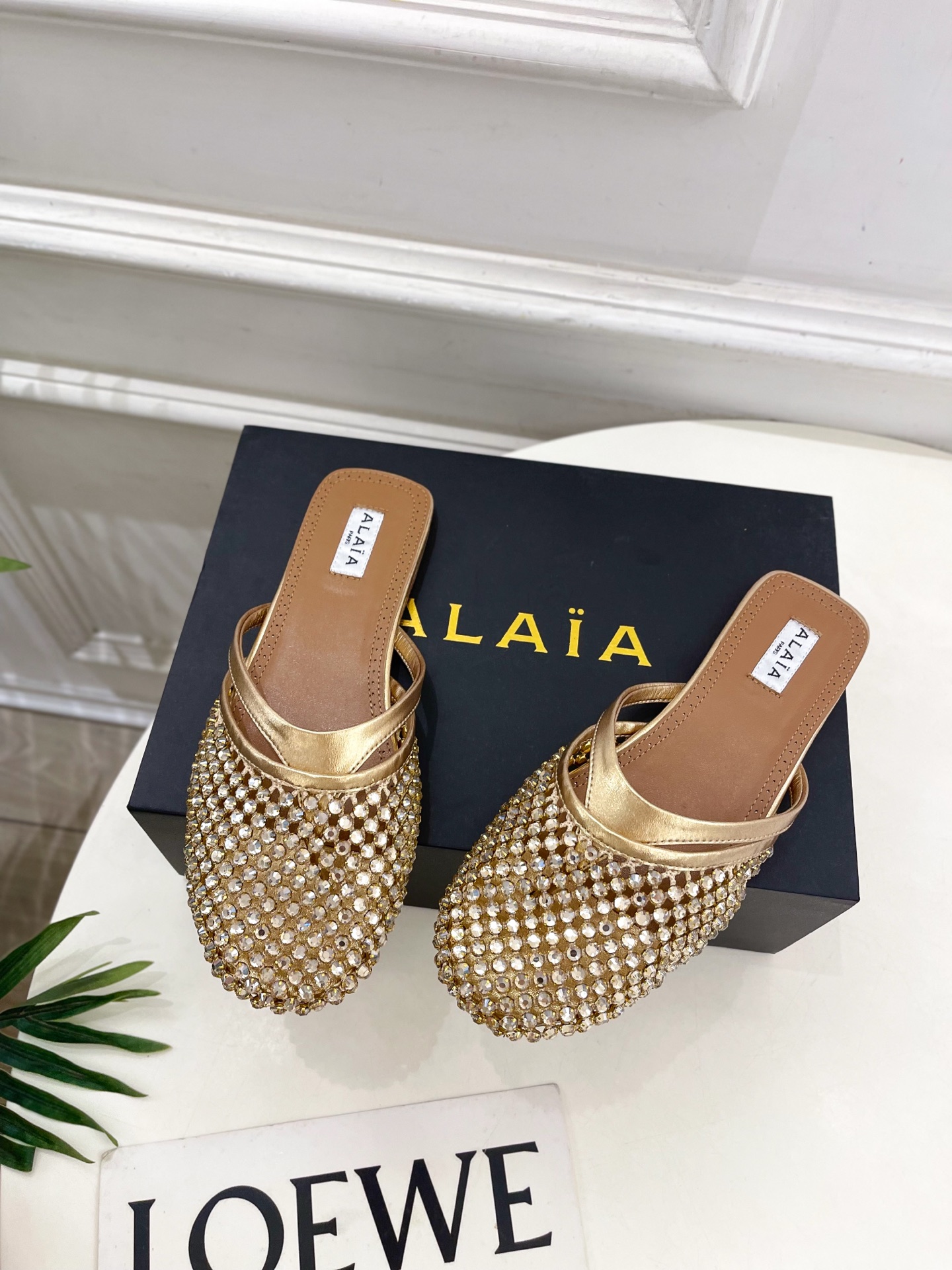 ALAÏA 阿莱亚25SS春夏新品 钻面平底渔网人字拖穆勒鞋
—————————
Alaïa作为这两年最