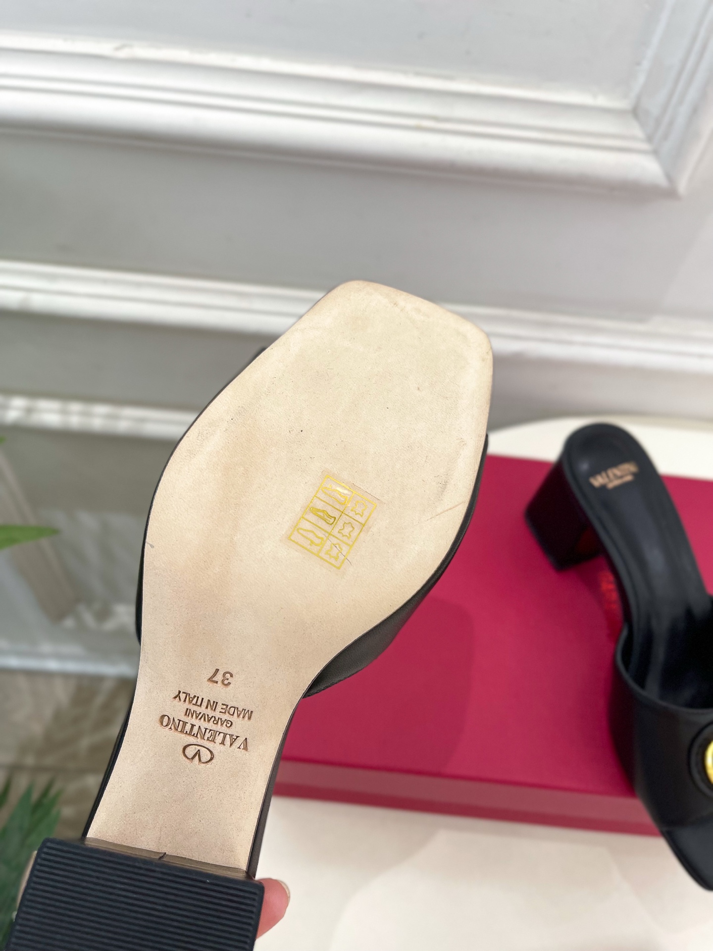 Valentino 华伦天奴 25ss
2025春夏新品 SIGNATURE金属V扣拖鞋 上新☑️
——