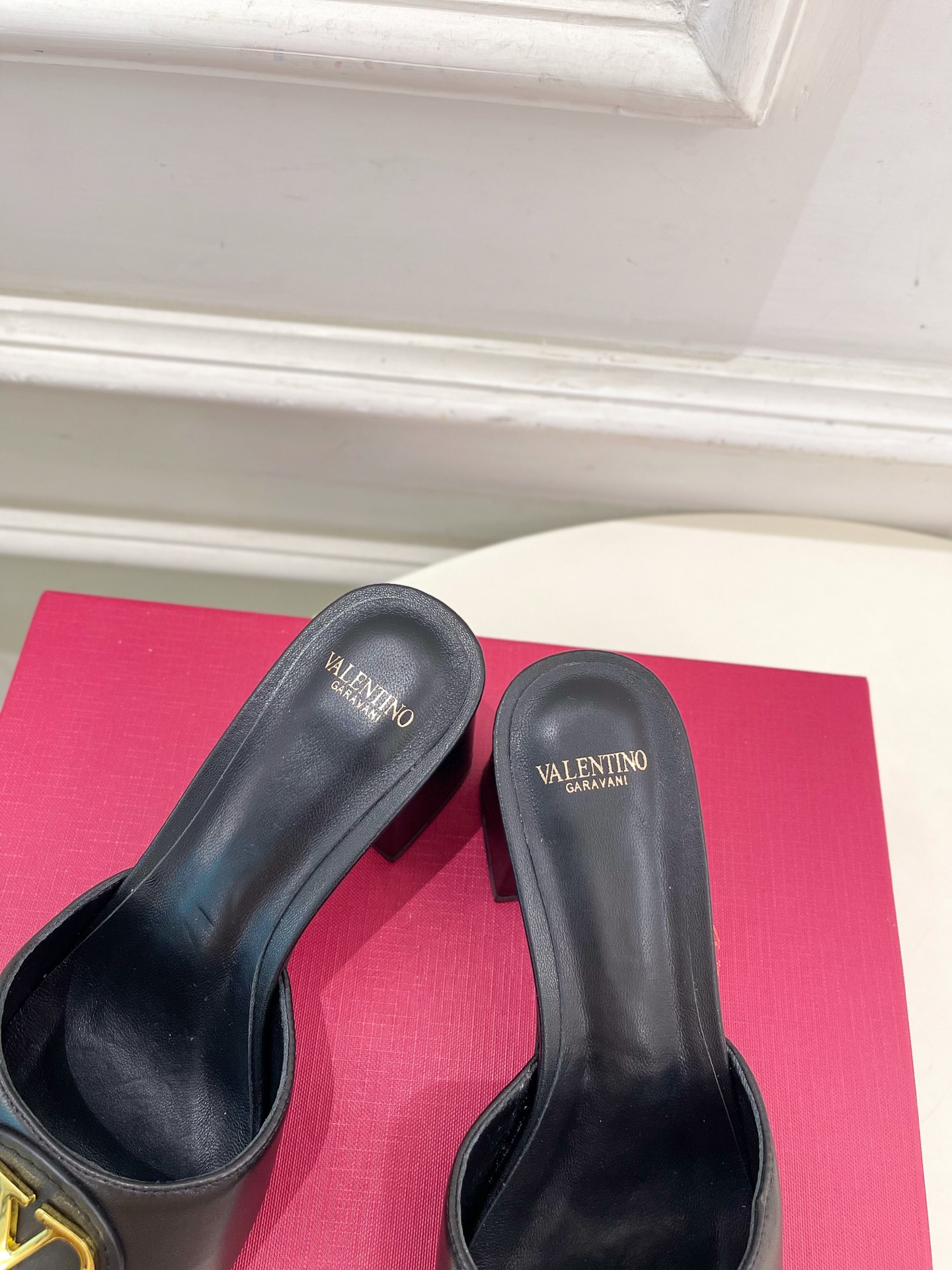 Valentino 华伦天奴 25ss
2025春夏新品 SIGNATURE金属V扣拖鞋 上新☑️
——