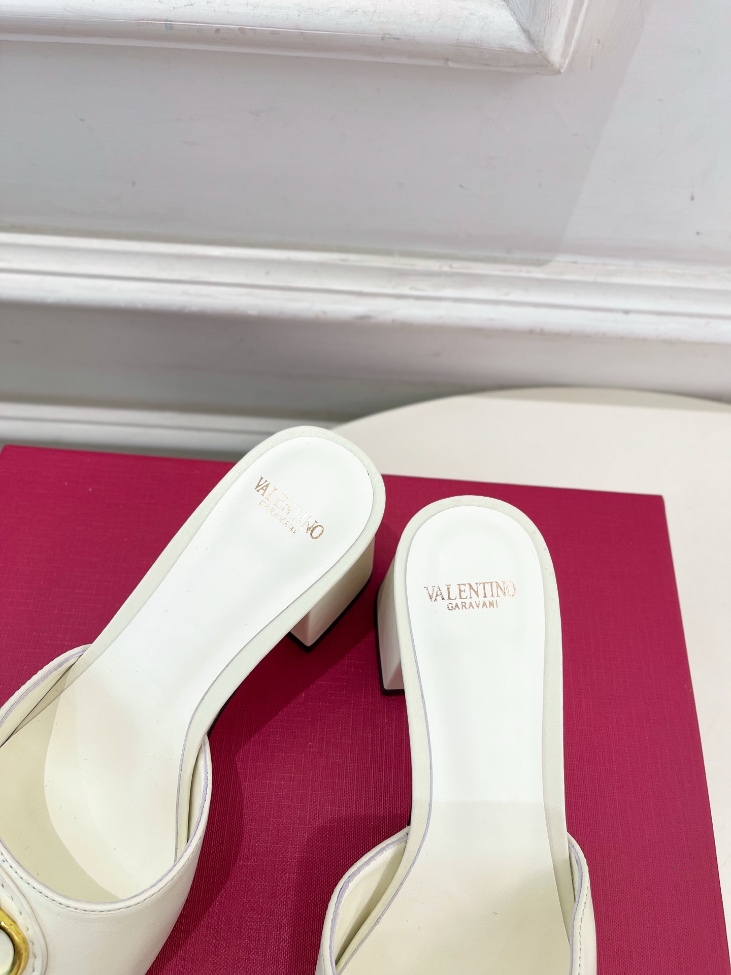 Valentino 华伦天奴 25ss
2025春夏新品 SIGNATURE金属V扣拖鞋 上新☑️
——