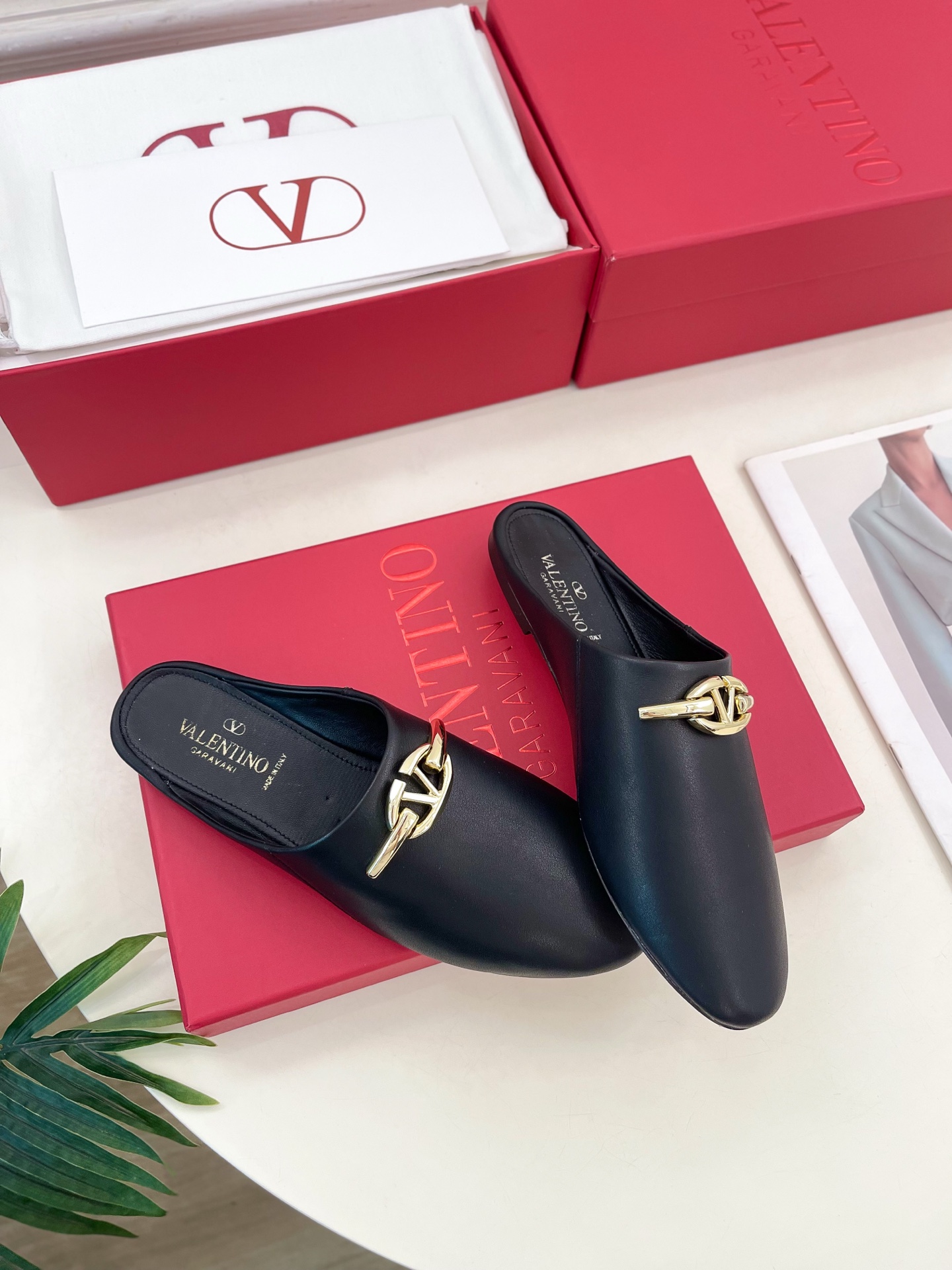 Valentino 华伦天奴 2024SS春夏新品 金色V扣元素穆勒鞋上新☑️
————————————