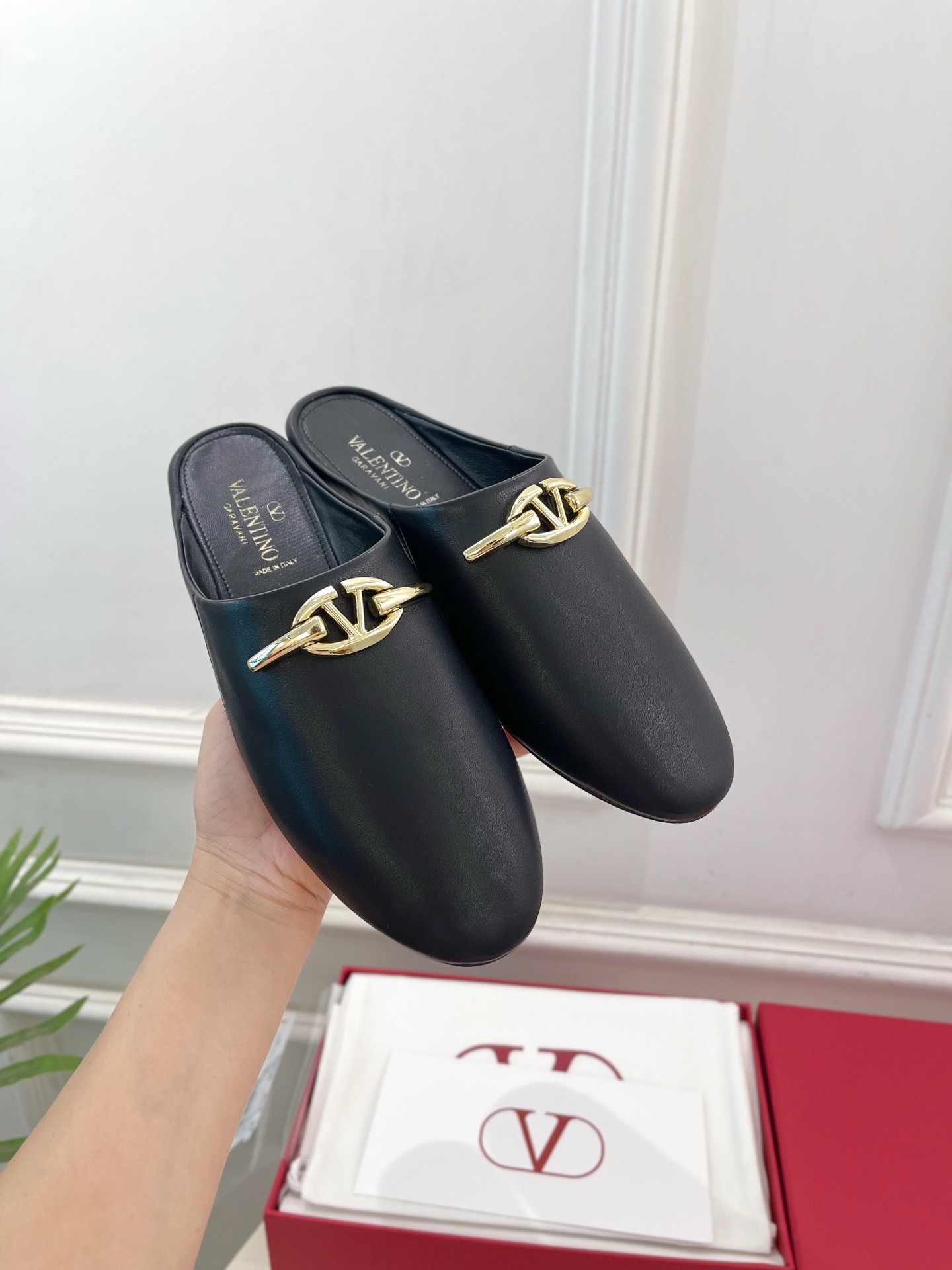 Valentino 华伦天奴 2024SS春夏新品 金色V扣元素穆勒鞋上新☑️
————————————