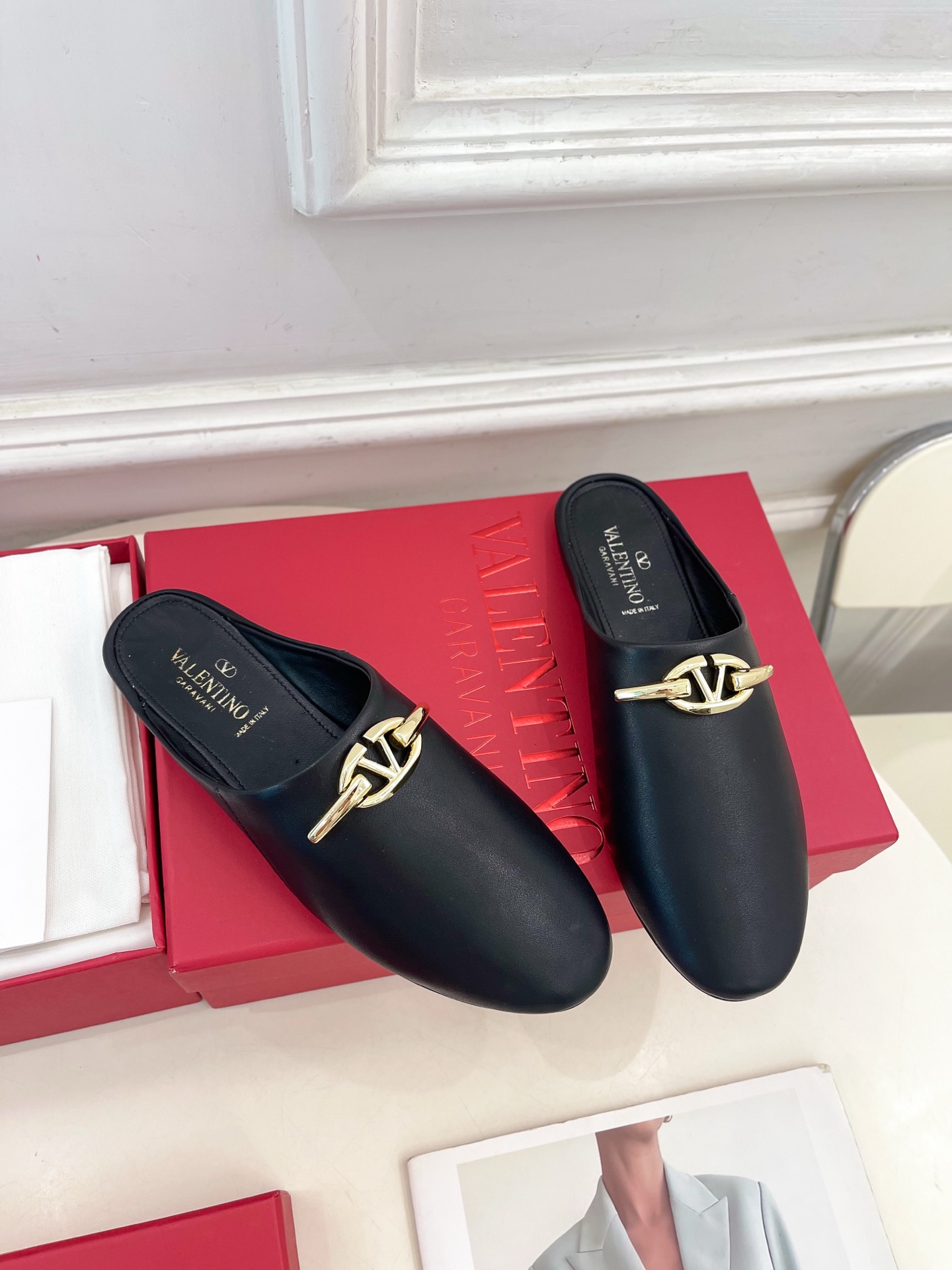 Valentino 华伦天奴 2024SS春夏新品 金色V扣元素穆勒鞋上新☑️
————————————