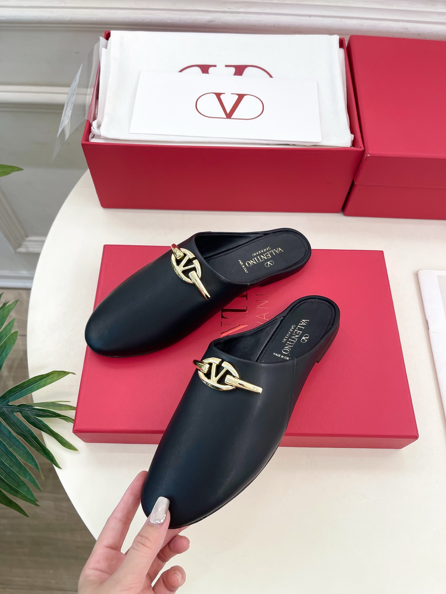Valentino 华伦天奴 2024SS春夏新品 金色V扣元素穆勒鞋上新☑️
————————————