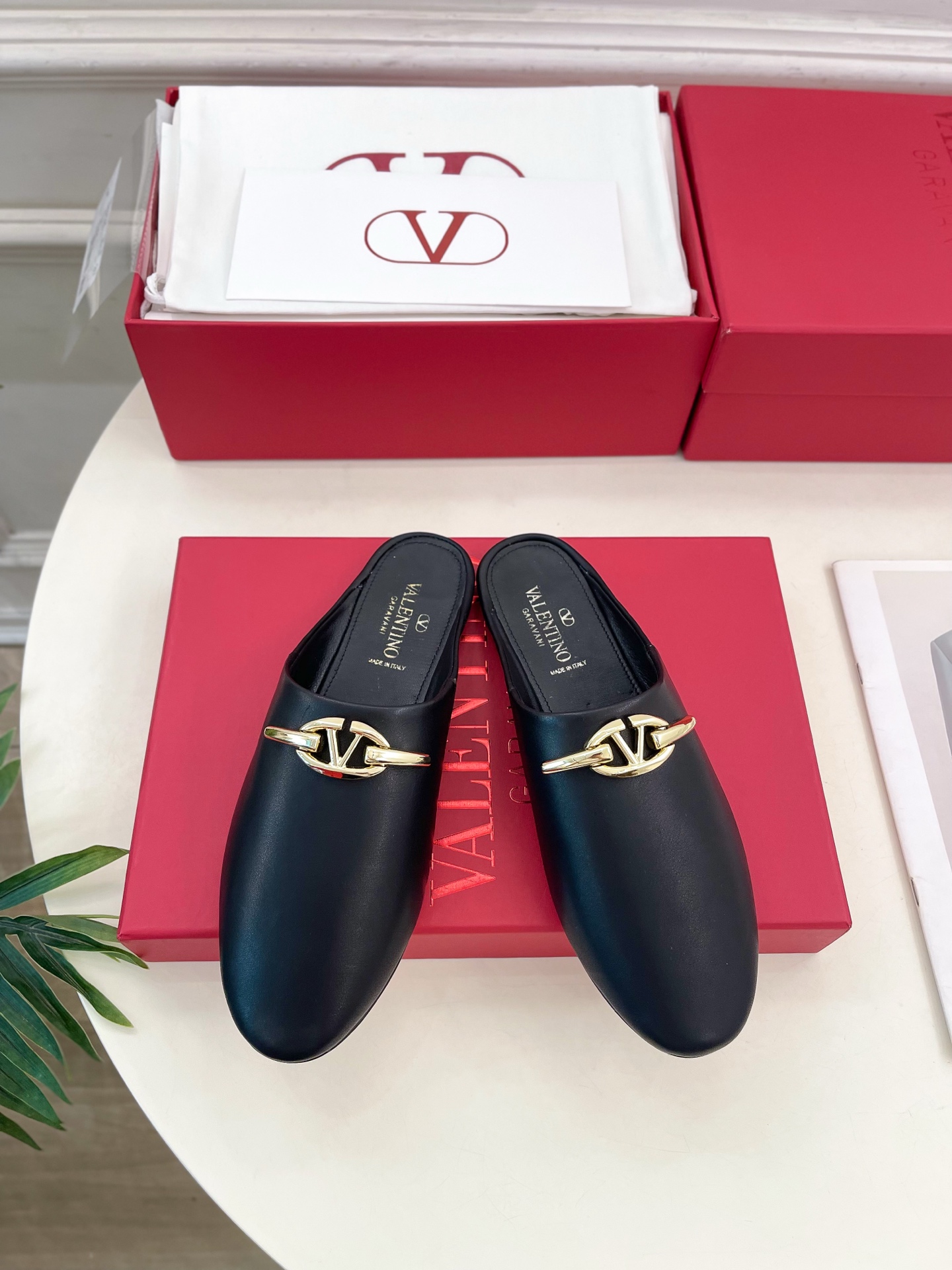 Valentino 华伦天奴 2024SS春夏新品 金色V扣元素穆勒鞋上新☑️
————————————