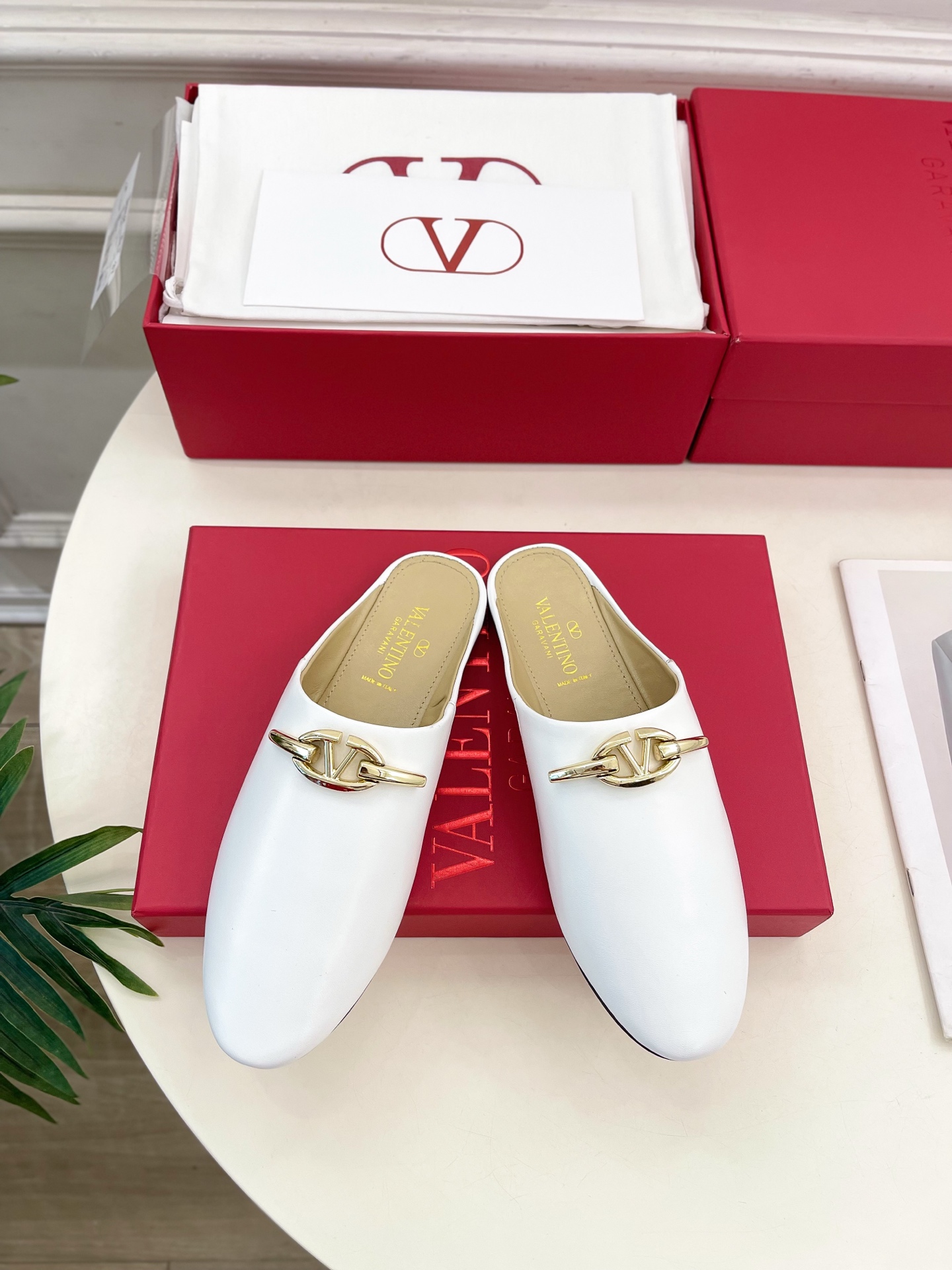 Valentino 华伦天奴 2024SS春夏新品 金色V扣元素穆勒鞋上新☑️
————————————
