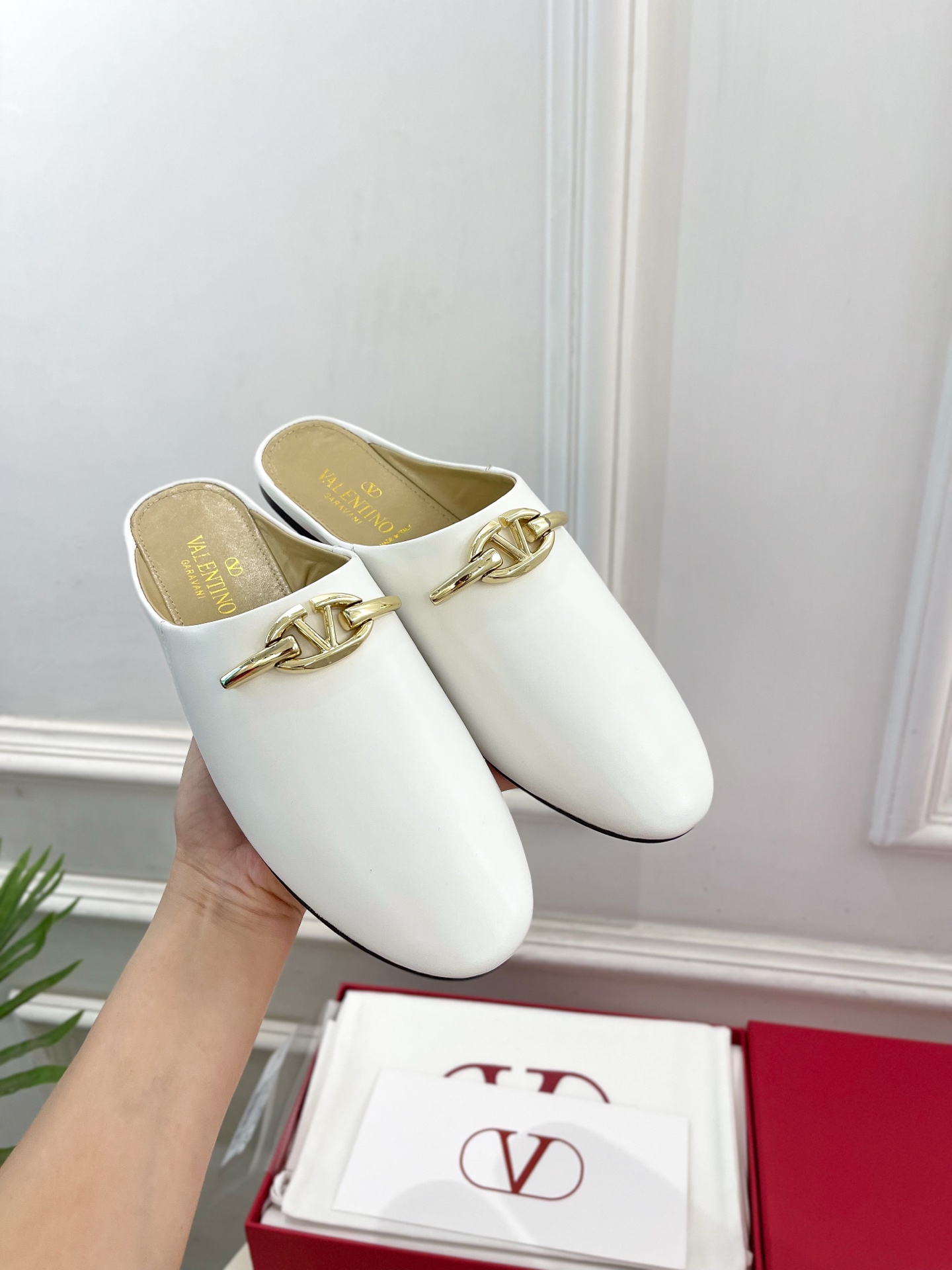 Valentino 华伦天奴 2024SS春夏新品 金色V扣元素穆勒鞋上新☑️
————————————