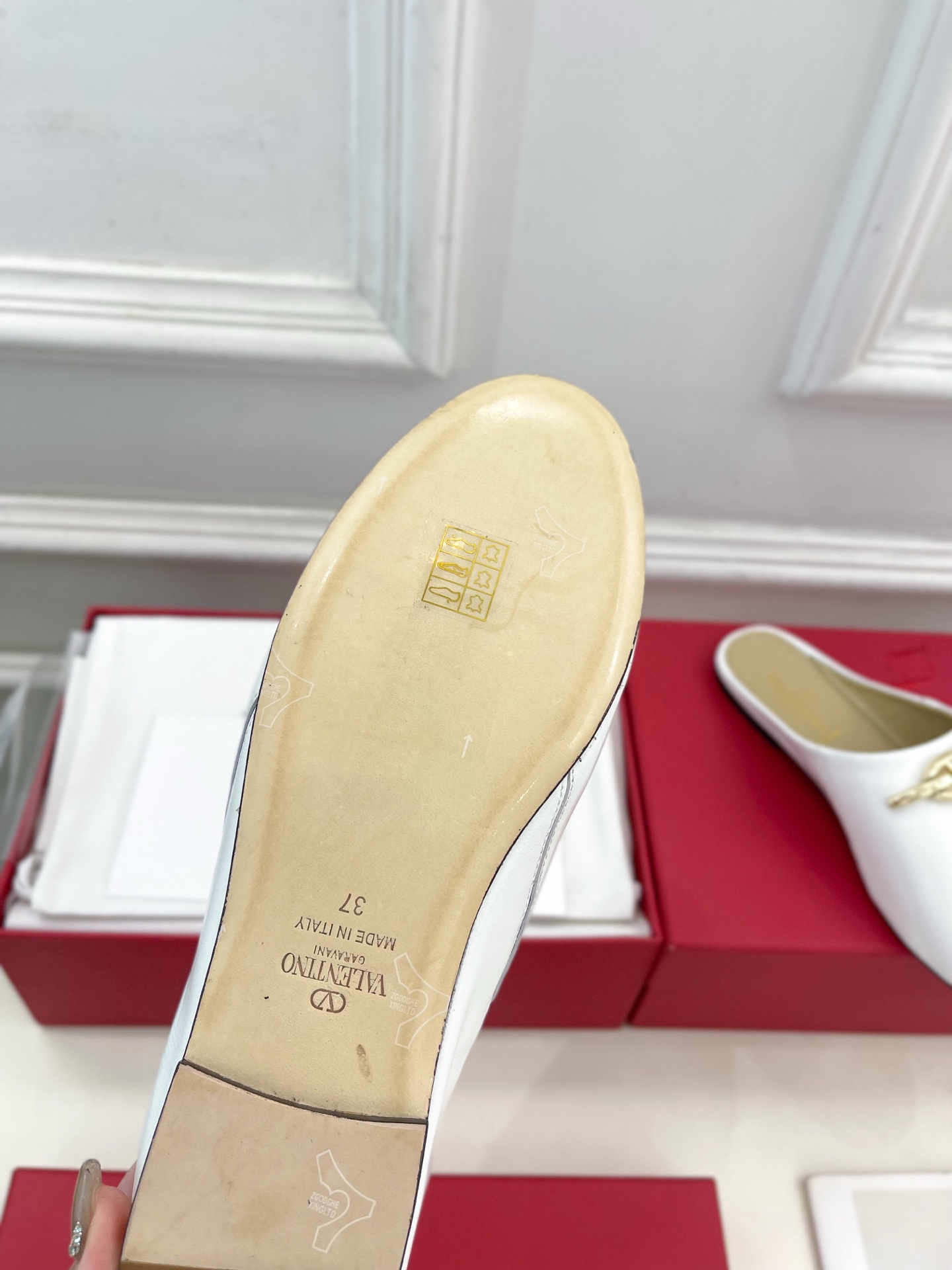 Valentino 华伦天奴 2024SS春夏新品 金色V扣元素穆勒鞋上新☑️
————————————