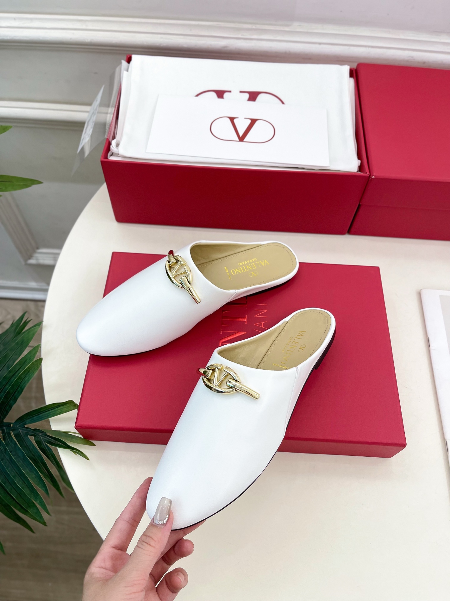 Valentino 华伦天奴 2024SS春夏新品 金色V扣元素穆勒鞋上新☑️
————————————