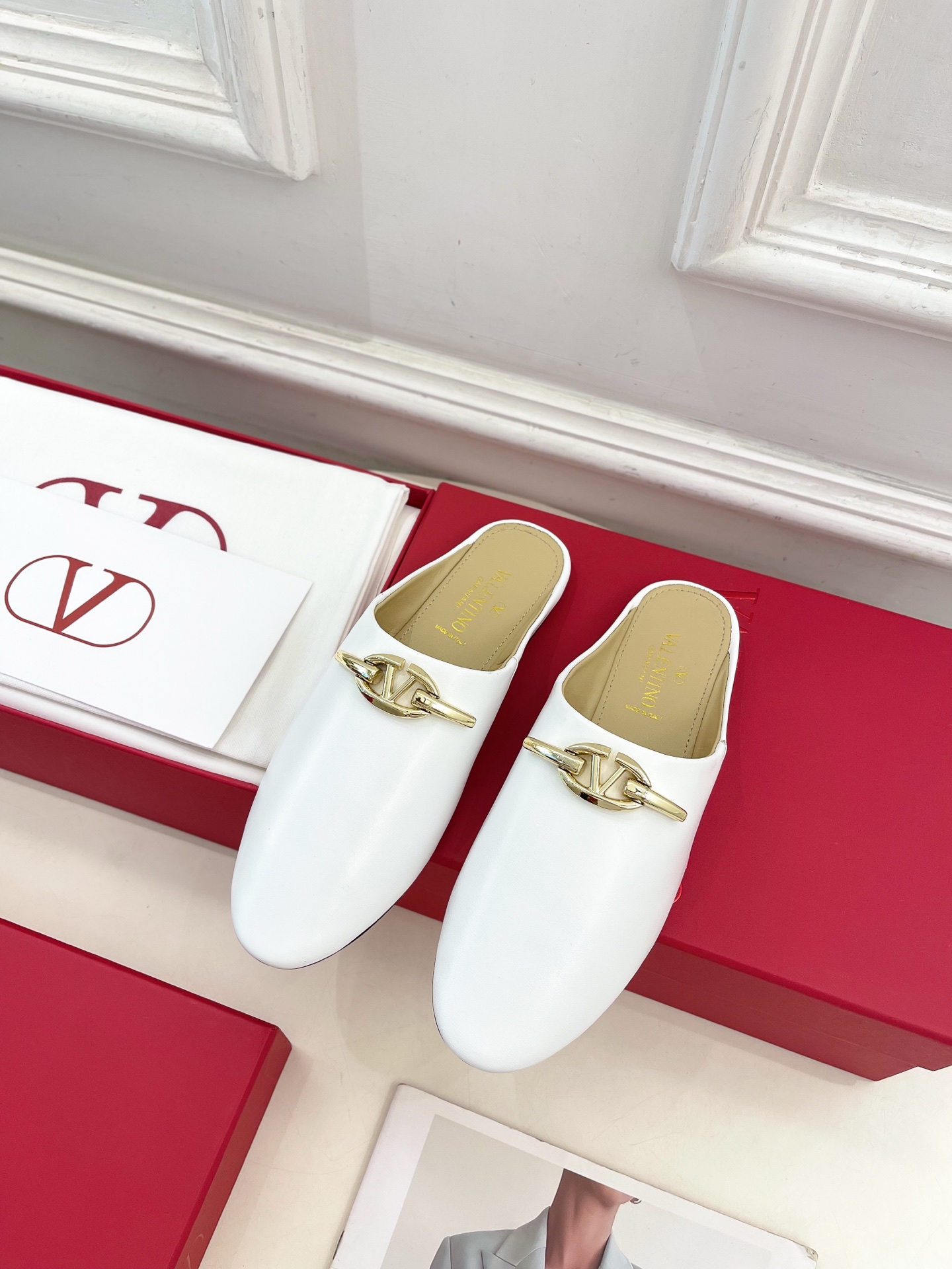 Valentino 华伦天奴 2024SS春夏新品 金色V扣元素穆勒鞋上新☑️
————————————