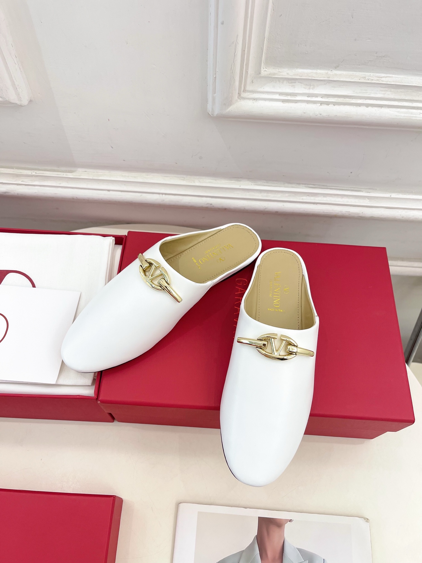 Valentino 华伦天奴 2024SS春夏新品 金色V扣元素穆勒鞋上新☑️
————————————