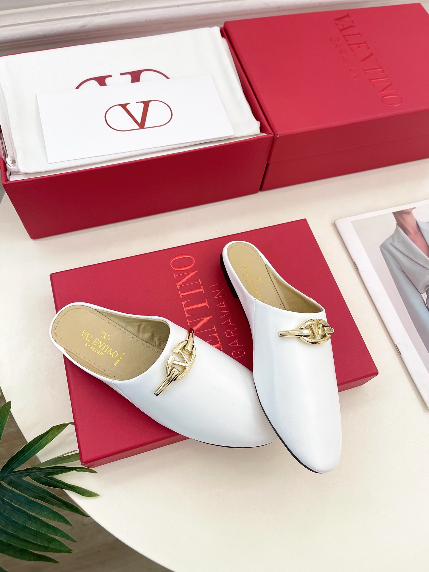 Valentino 华伦天奴 2024SS春夏新品 金色V扣元素穆勒鞋上新☑️
————————————