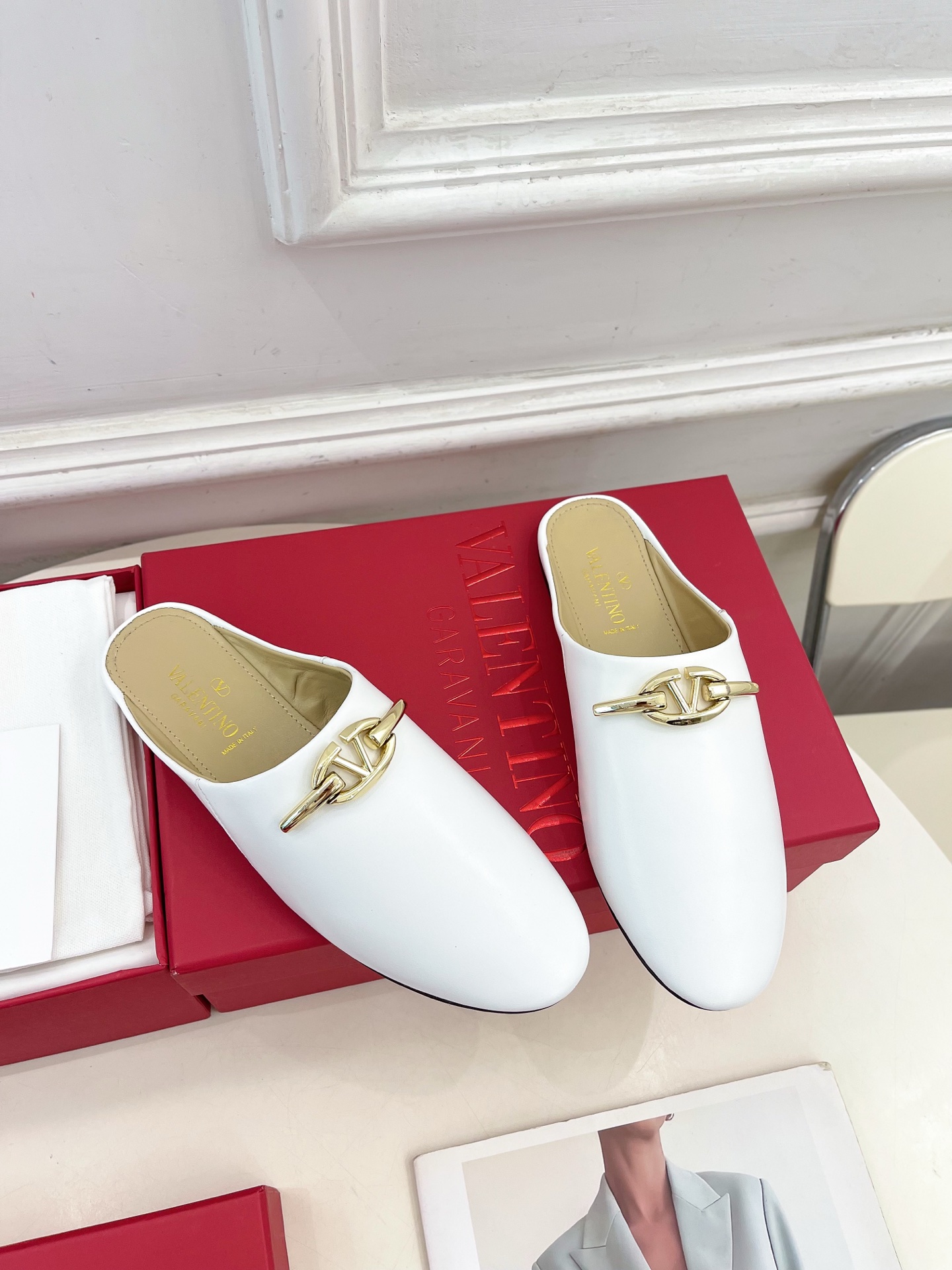 Valentino 华伦天奴 2024SS春夏新品 金色V扣元素穆勒鞋上新☑️
————————————