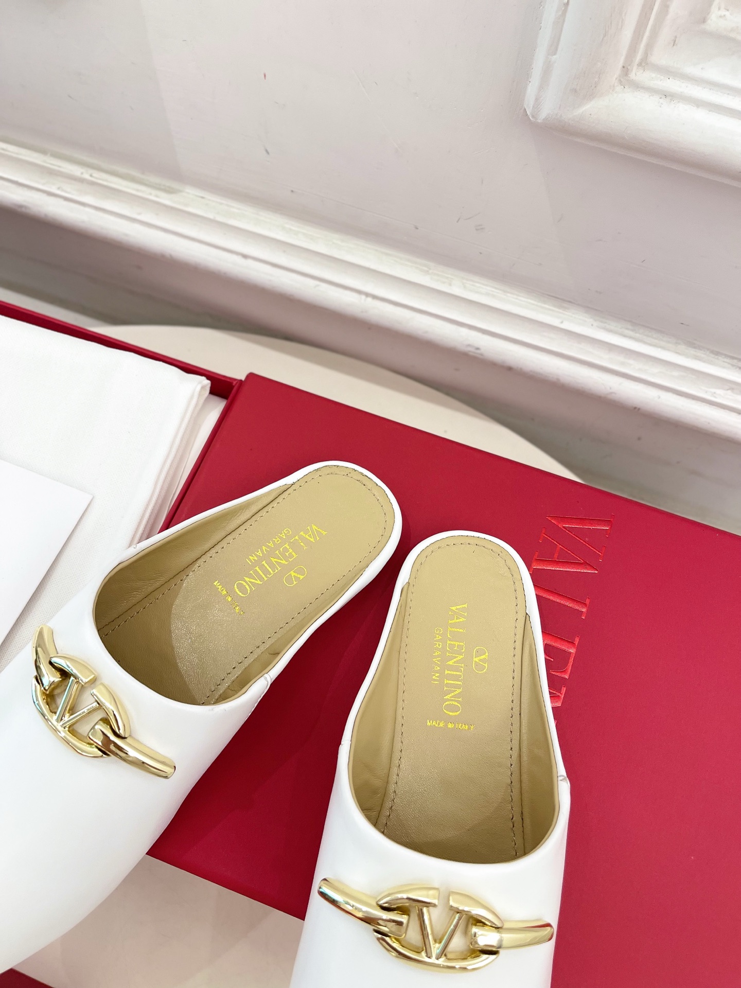 Valentino 华伦天奴 2024SS春夏新品 金色V扣元素穆勒鞋上新☑️
————————————