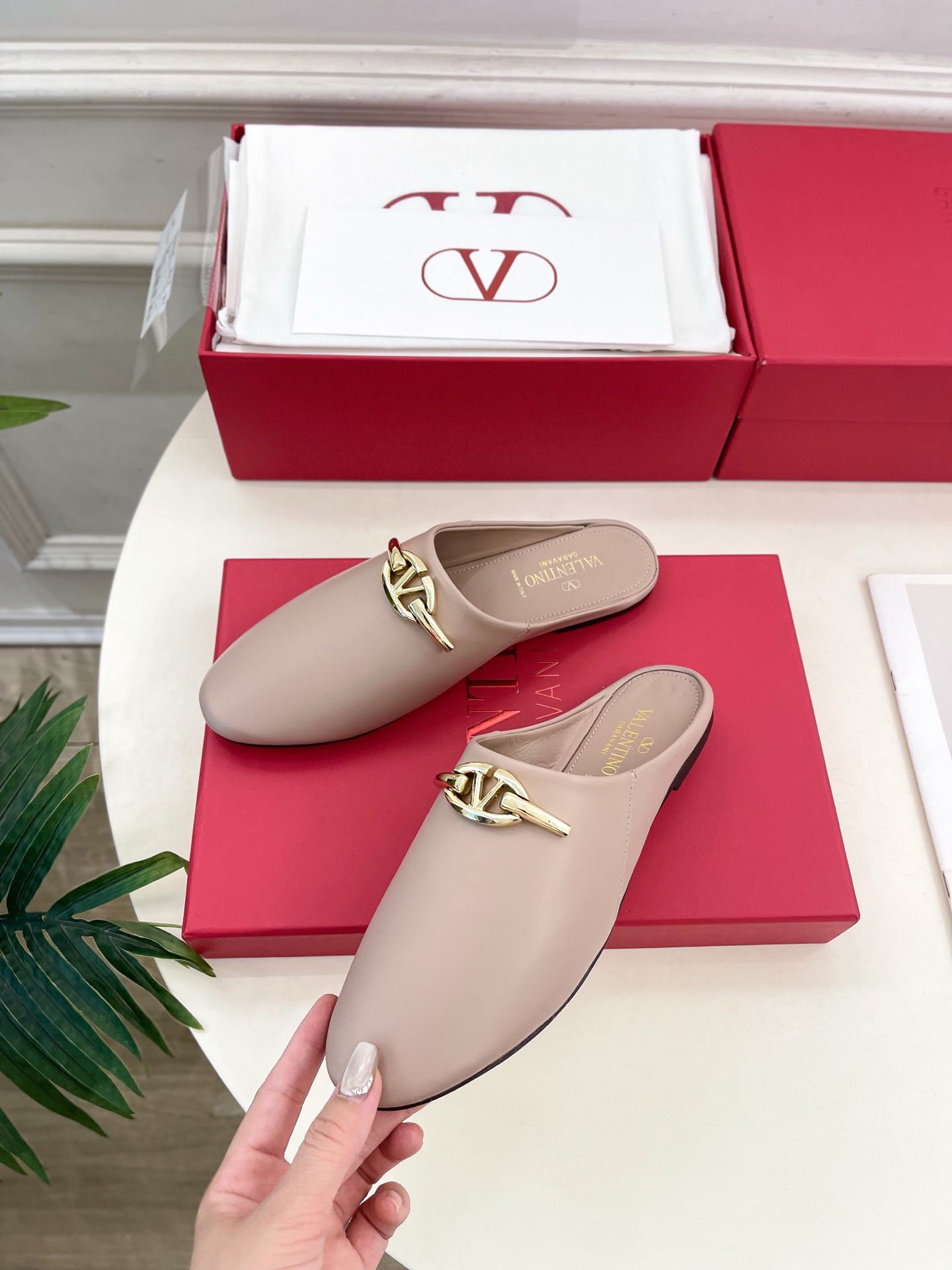 Valentino 华伦天奴 2024SS春夏新品 金色V扣元素穆勒鞋上新☑️
————————————