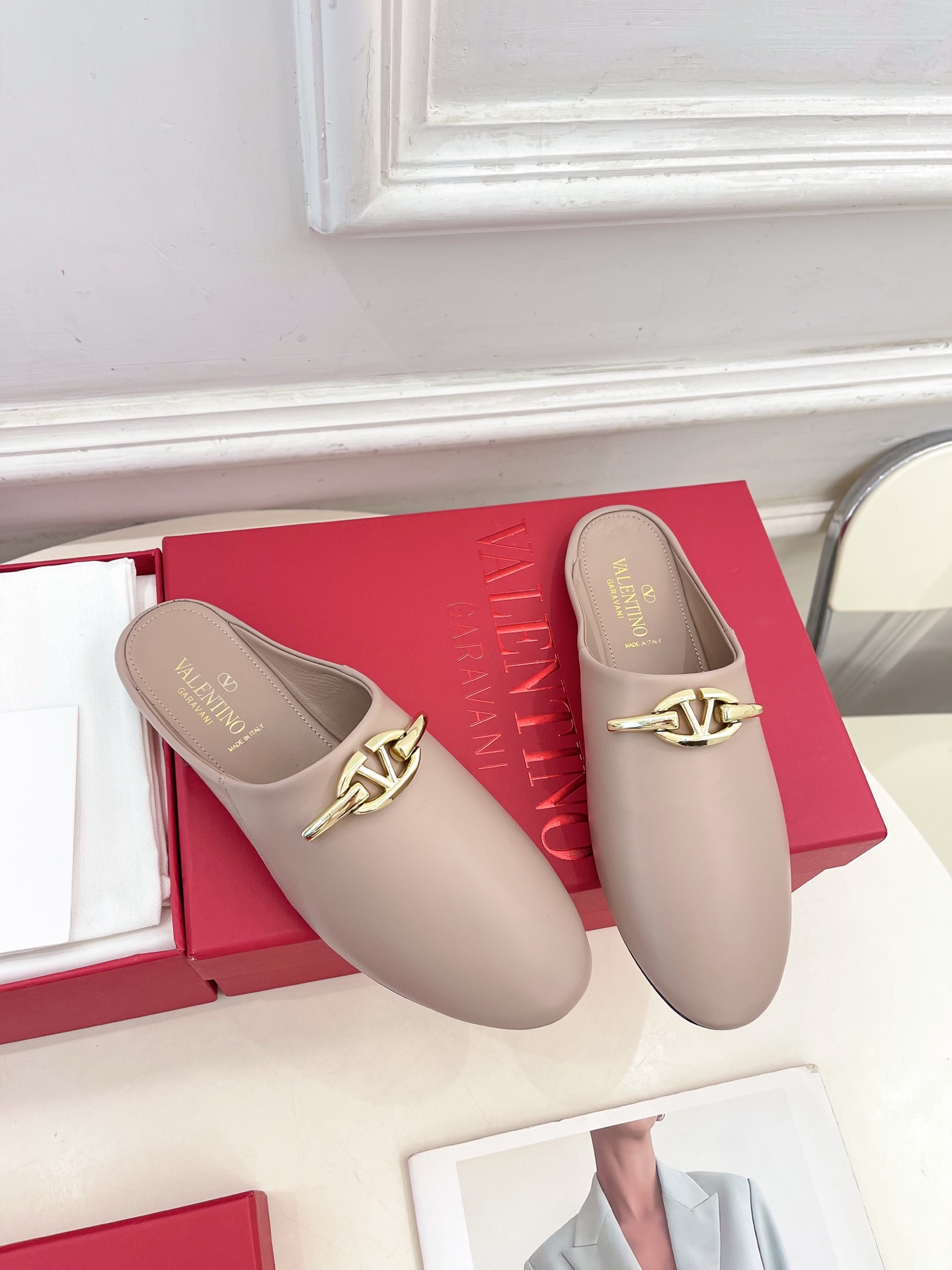 Valentino 华伦天奴 2024SS春夏新品 金色V扣元素穆勒鞋上新☑️
————————————